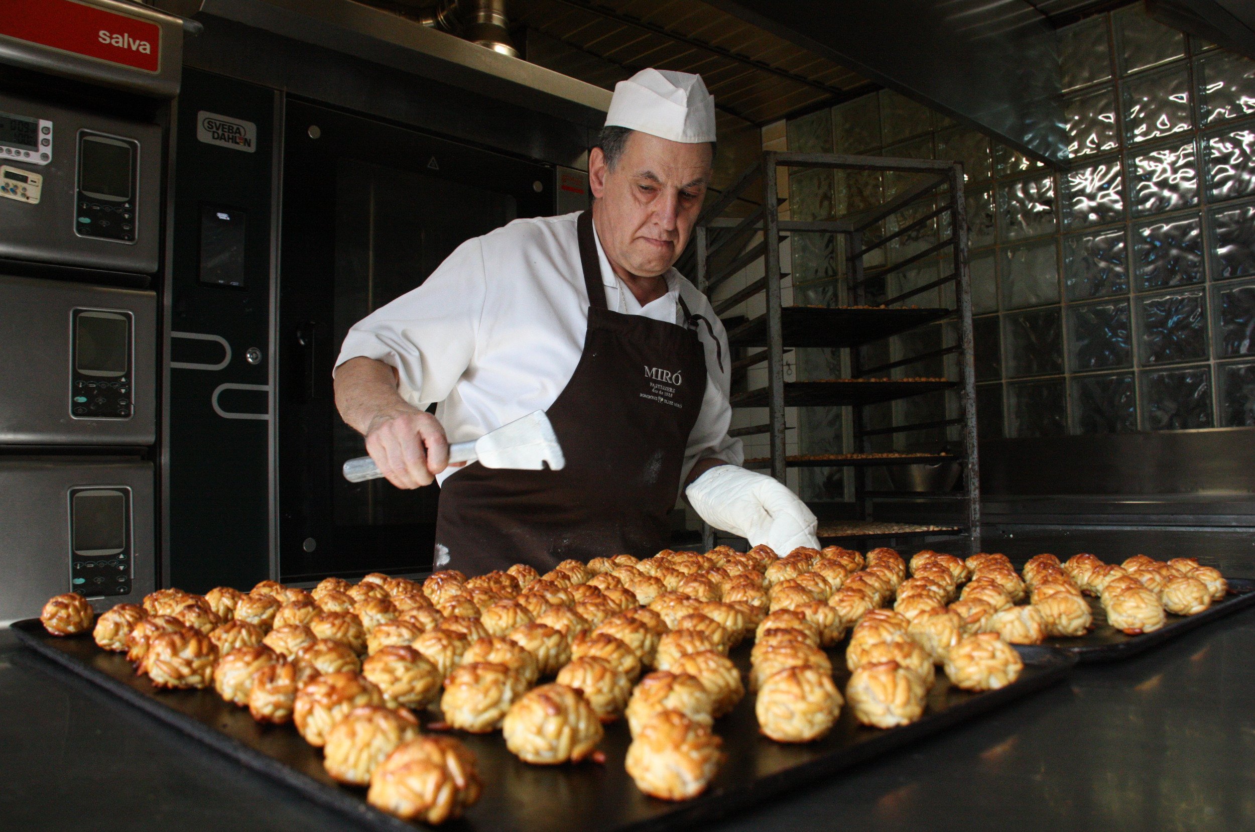 Un pastisser de la Pastisseria Miró de Castellterçol elaborant panellets de pinyons