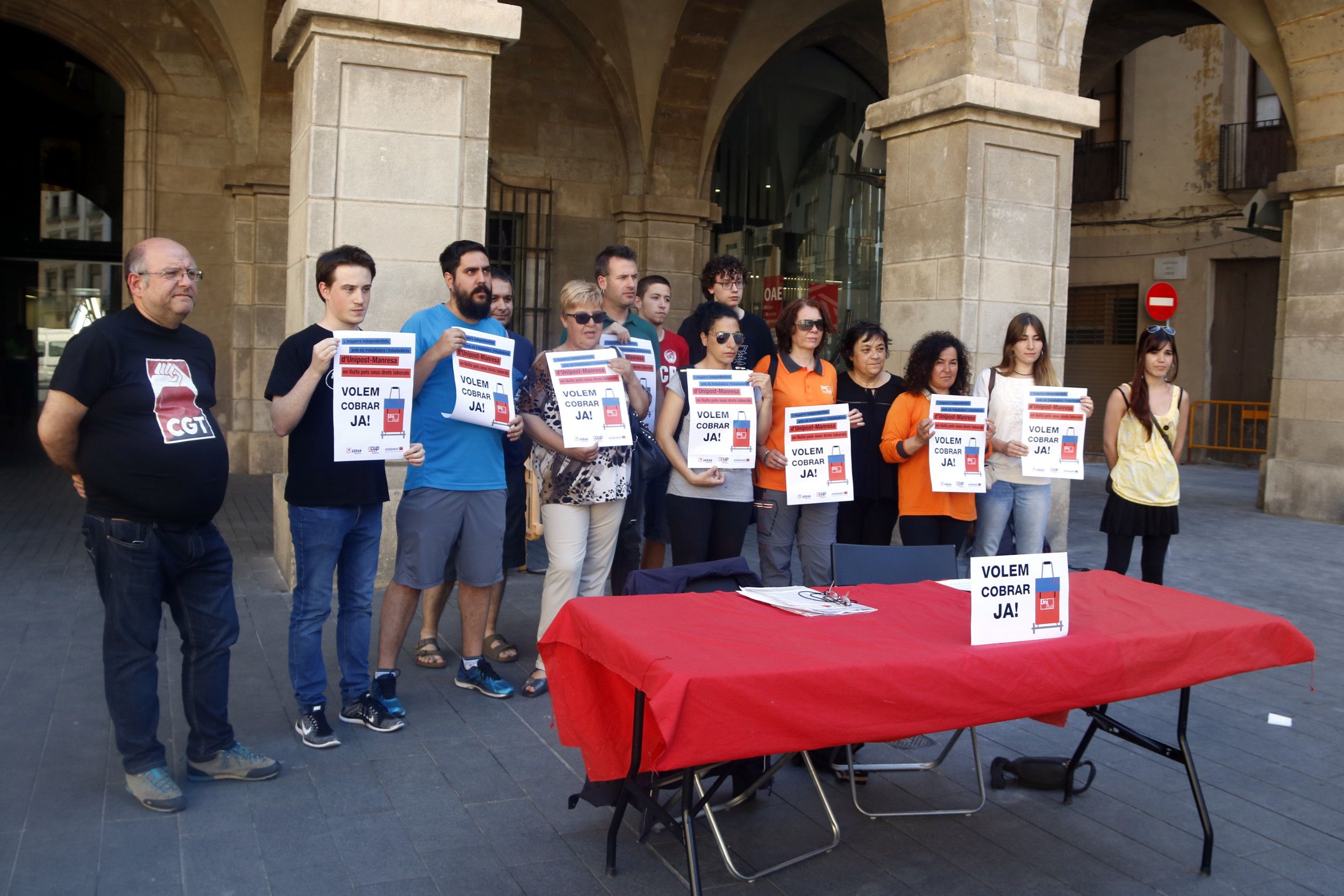 Els treballadors d'Unipost de Manresa reclamen cobrar ja | ACN Els treballadors d'Unipost de Manresa reclamen cobrar ja | ACN