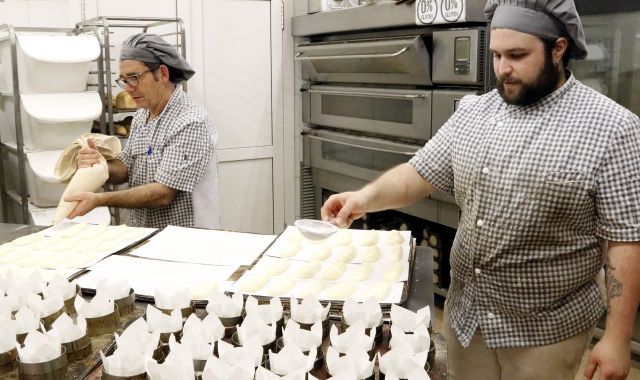 Dos treballadors de l'obrador que hi ha a la botiga 0% Gluten de Vic | ACN