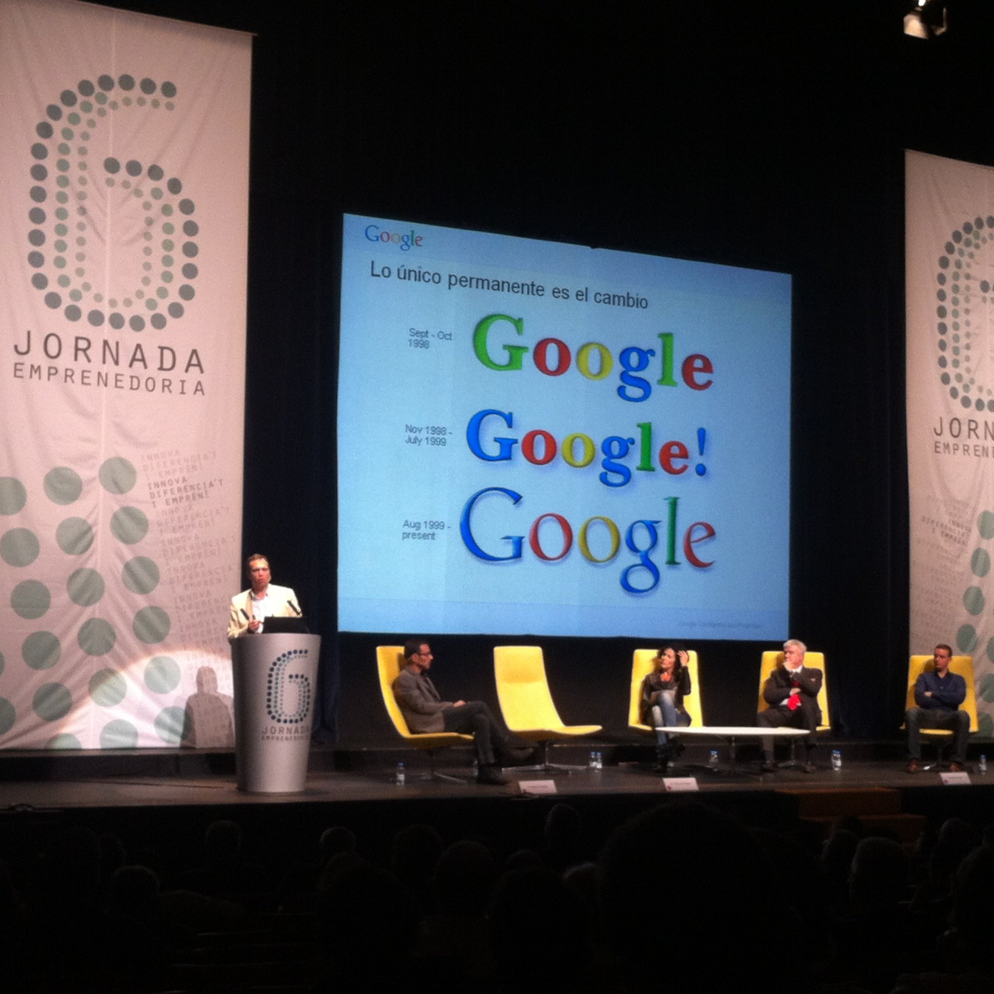 Visión general del escenario durante el parlamento del directivo de Google