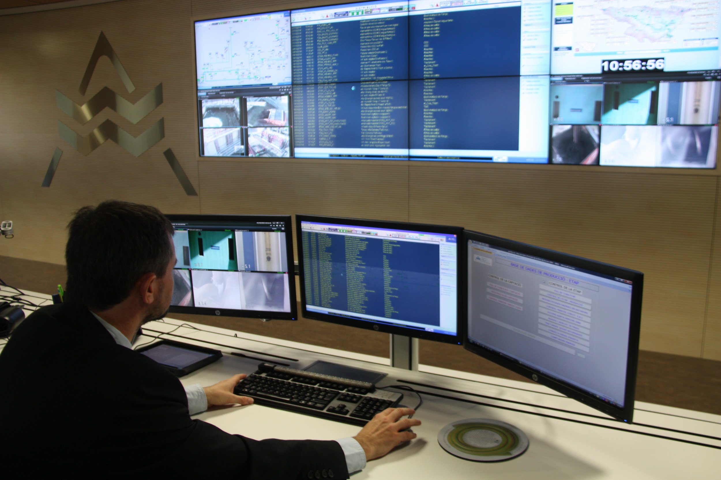 Un ingeniero en su cargo como operador controlando el programa de la compañía