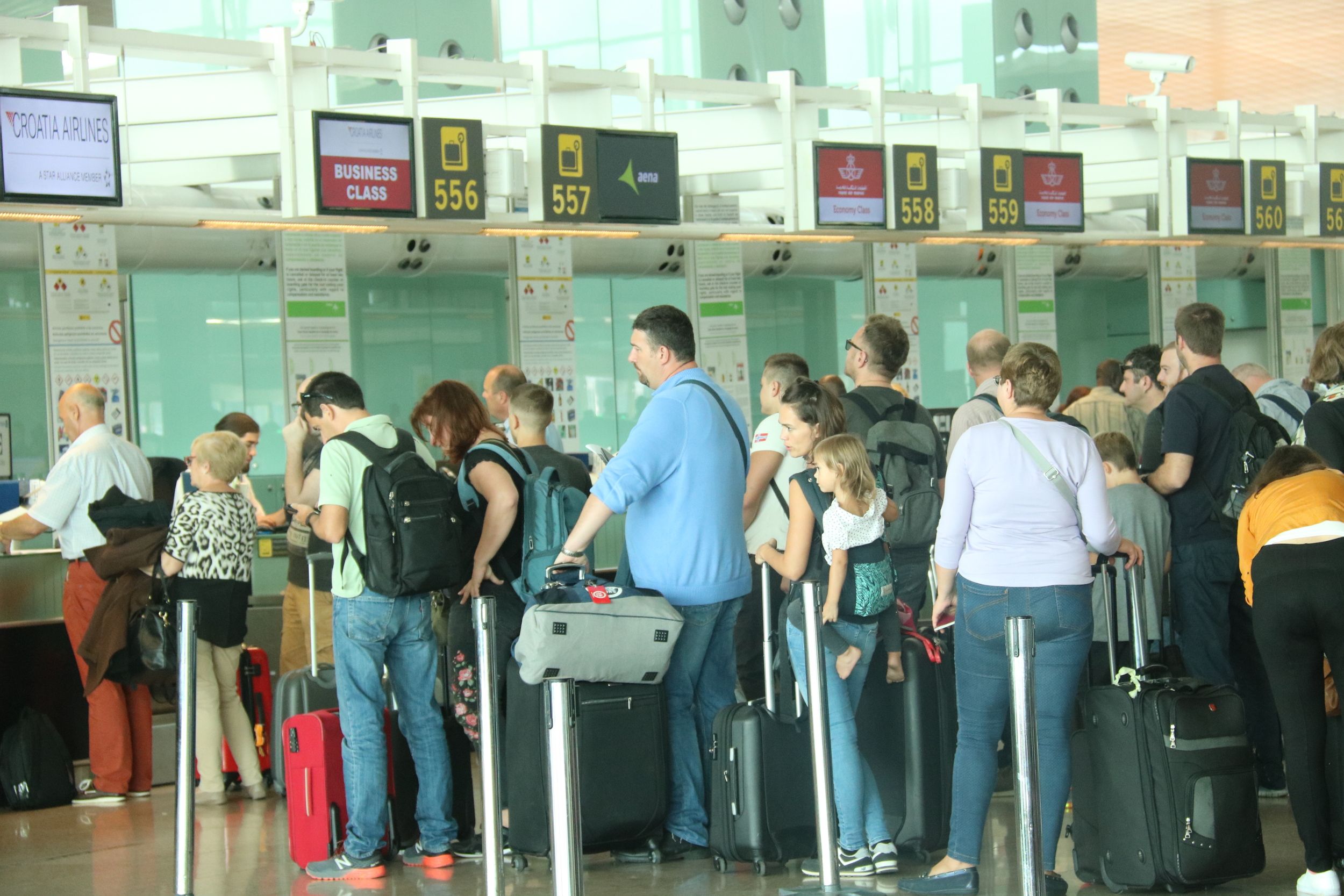 Passatgers fent cua per facturar a l'Aeroport del Prat. FOTO: ACN Passatgers fent cua per facturar a l'Aeroport del Prat. FOTO: ACN