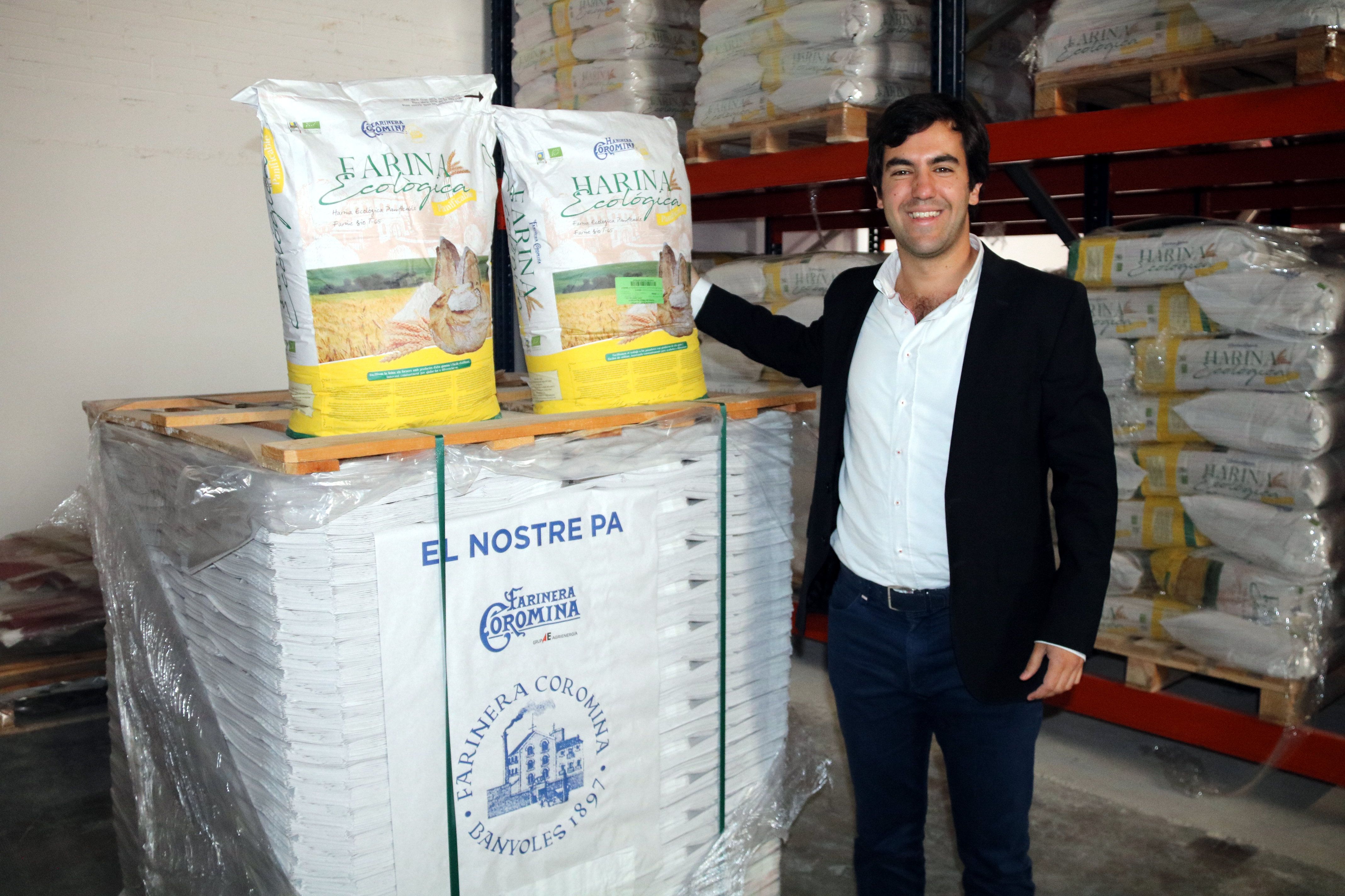 El gerent de Farina Coromina, Lluís Coromina, amb dos sacs de farina ecològica de l'empresa | ACN