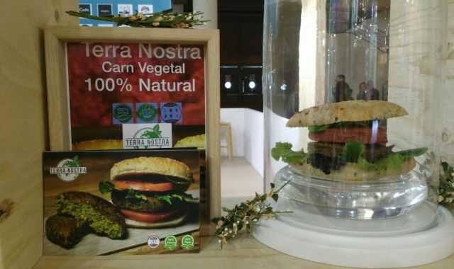 L'hamburguesa vermella de Terra Nostra a base de mongeta i remolatxa | A. Corón