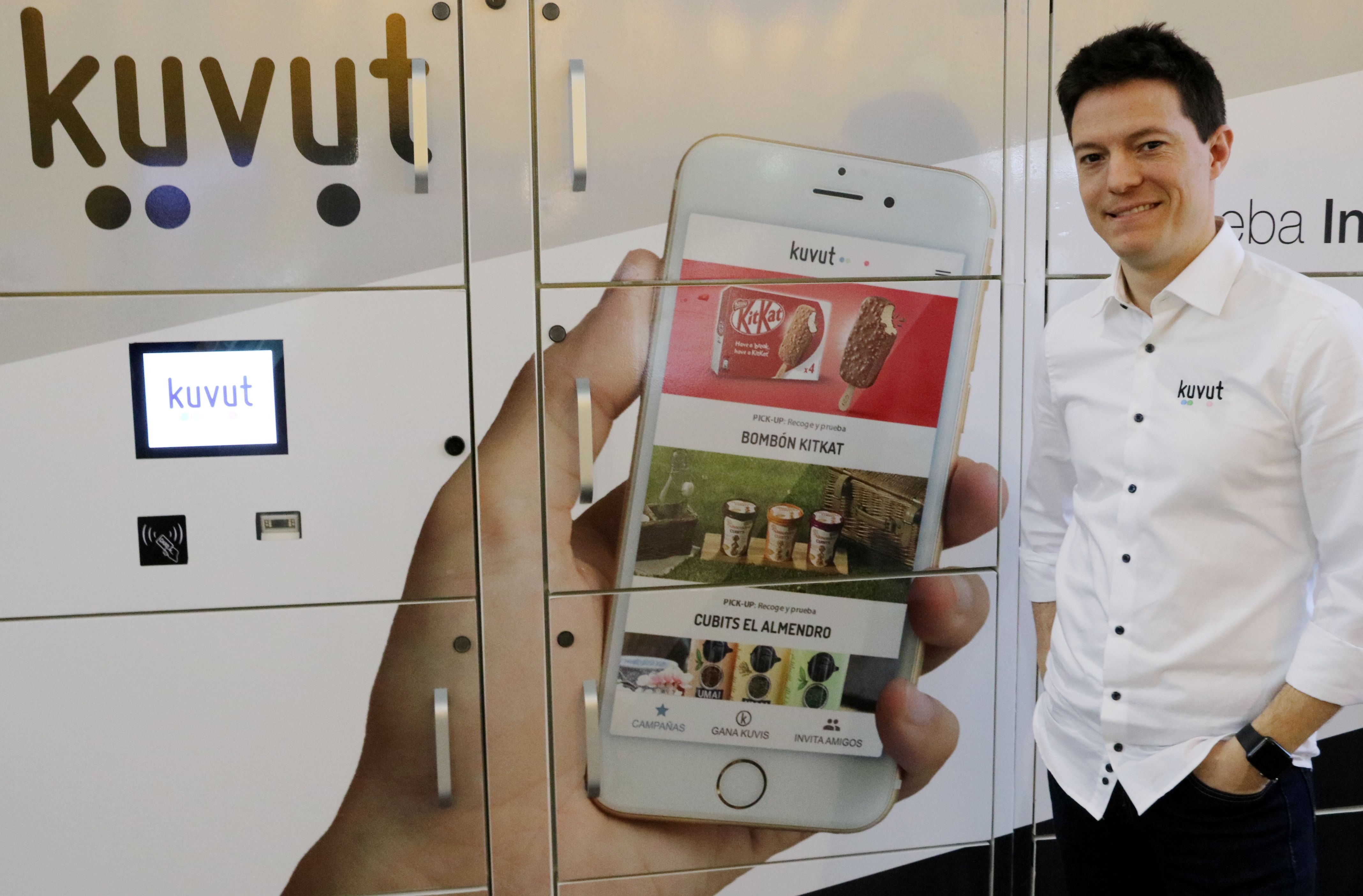 Imatge de Francesc Collado, CEO de Kuvut, amb el Kuvut-box instal·lat a Alimentaria | ACN Imatge de Francesc Collado, CEO de Kuvut, amb el Kuvut-box instal·lat a Alimentaria | ACN