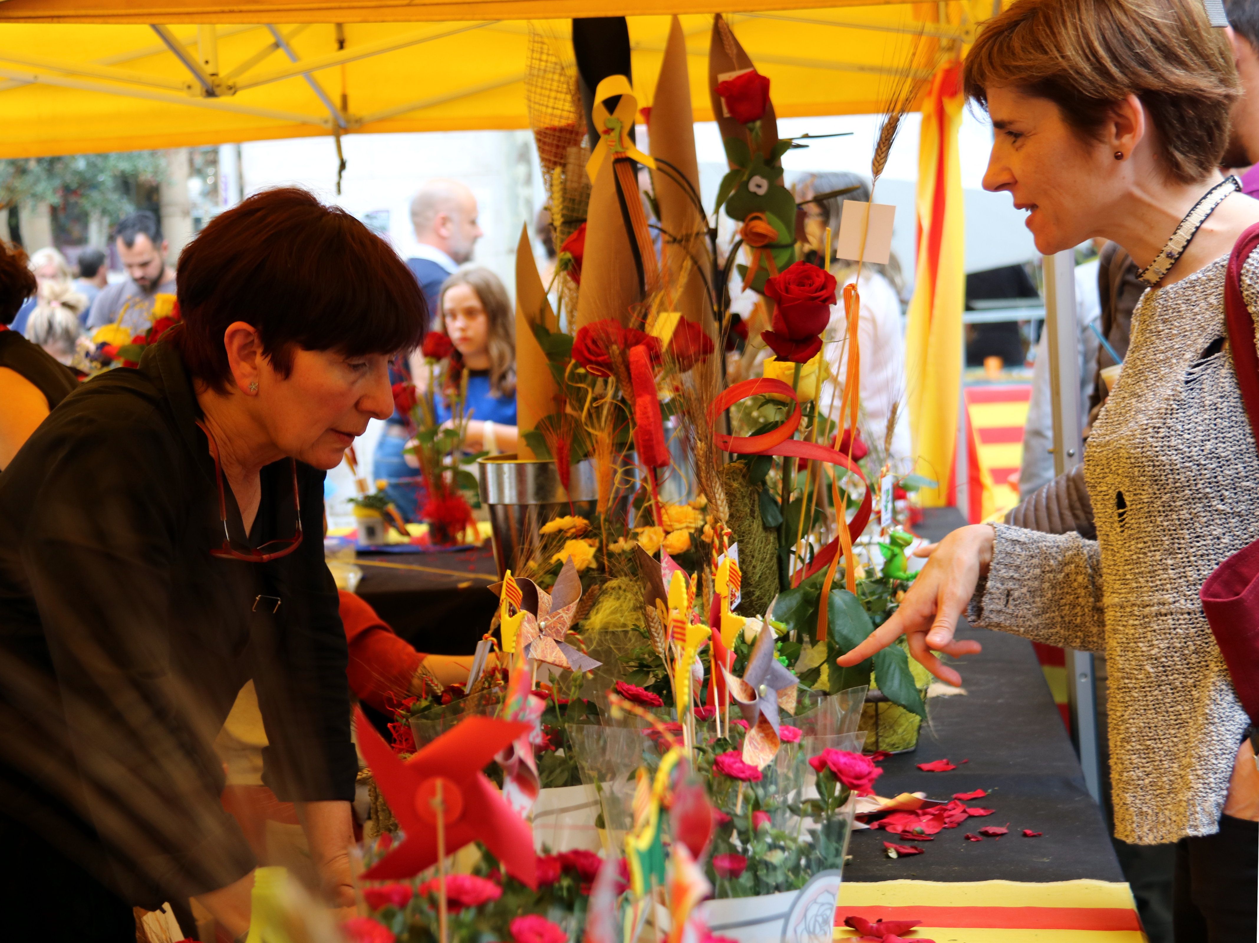 Parada de roses al Passeig de Pere III de Manresa durant Sant Jordi | Parada de roses al Passeig de Pere III de Manresa durant Sant Jordi |