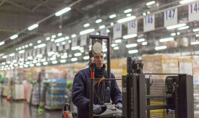 Un treballador en un bloc logístic de Mercadona