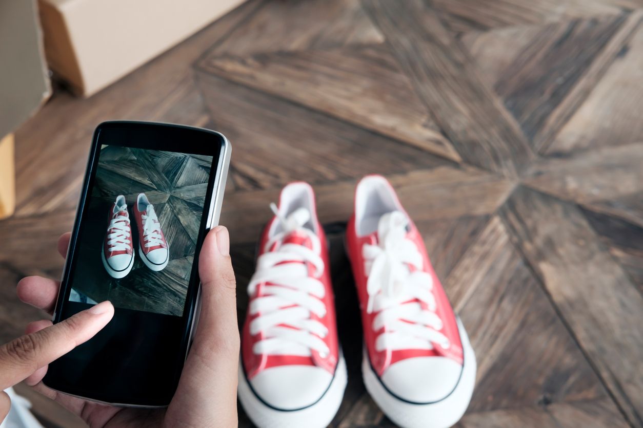 El comprador fa 'webrooming': s'informa per internet i compra després a botiga El comprador fa 'webrooming': s'informa per internet i compra després a botiga