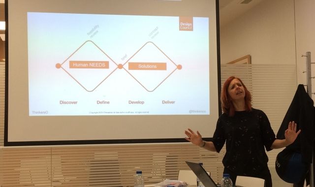 Rojo durant la sessió sobre 'design thinking' | AAD