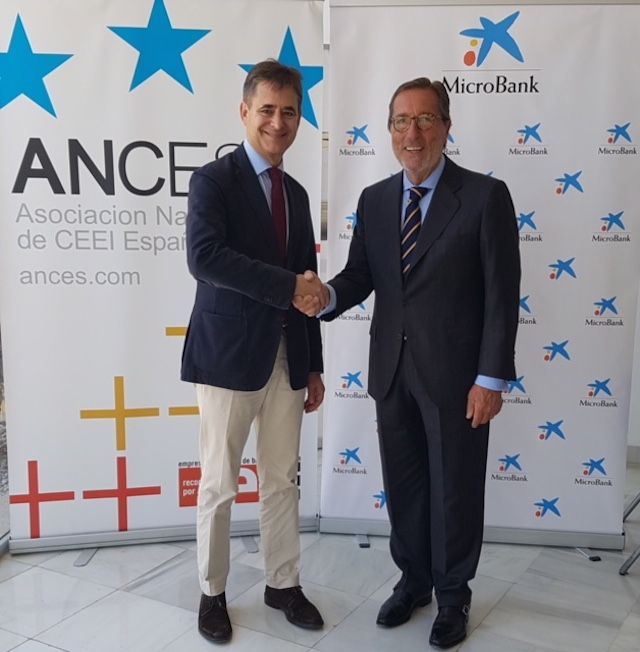 Álvaro Simón, president d'ANCES, i Antonio Vila, president de MicroBank | Cedida