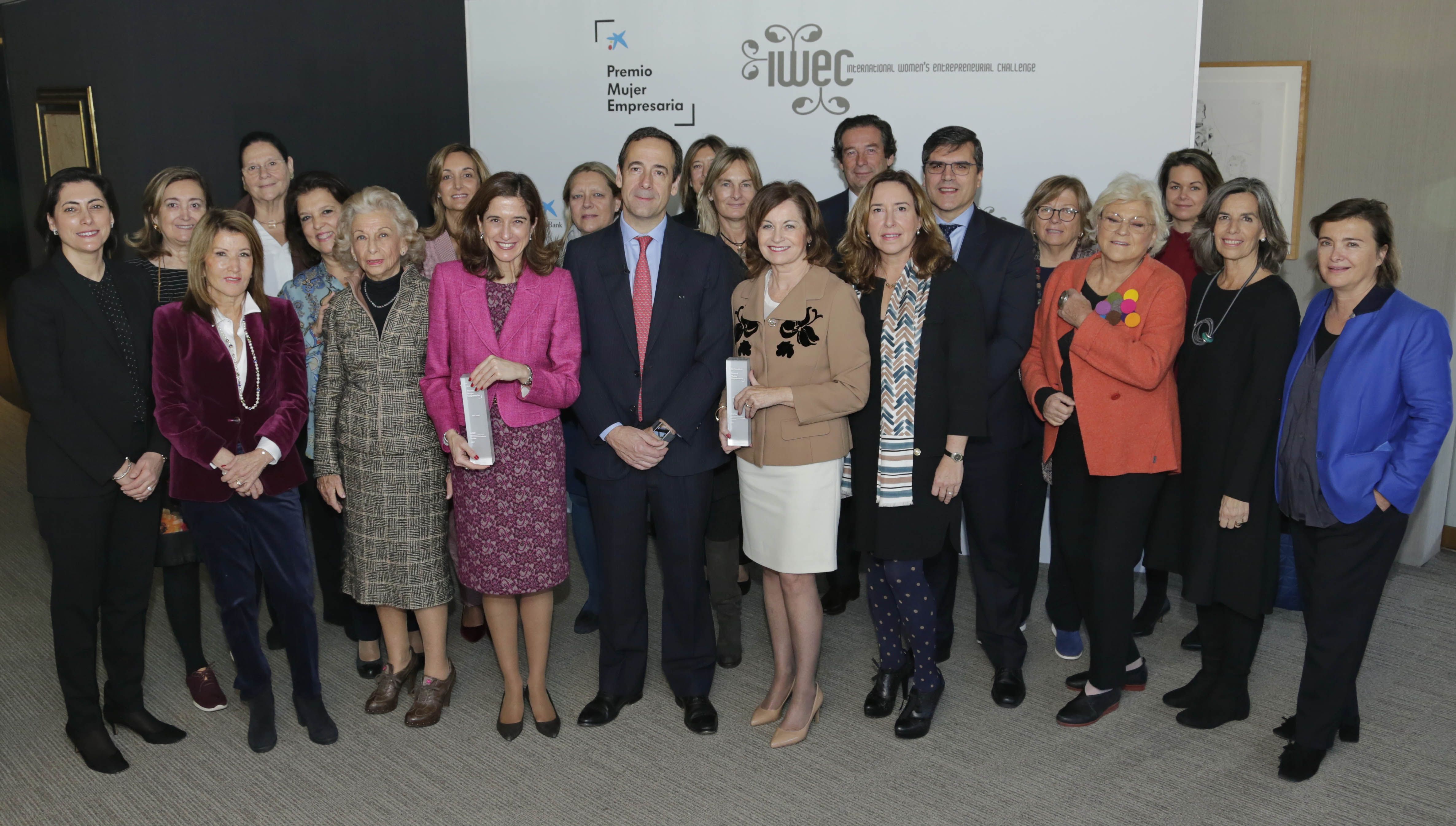   Gonzalo Górtazar, amb les finalistes de la 1a edició del Premio Dona Empresària de CaixaBank | Cedida