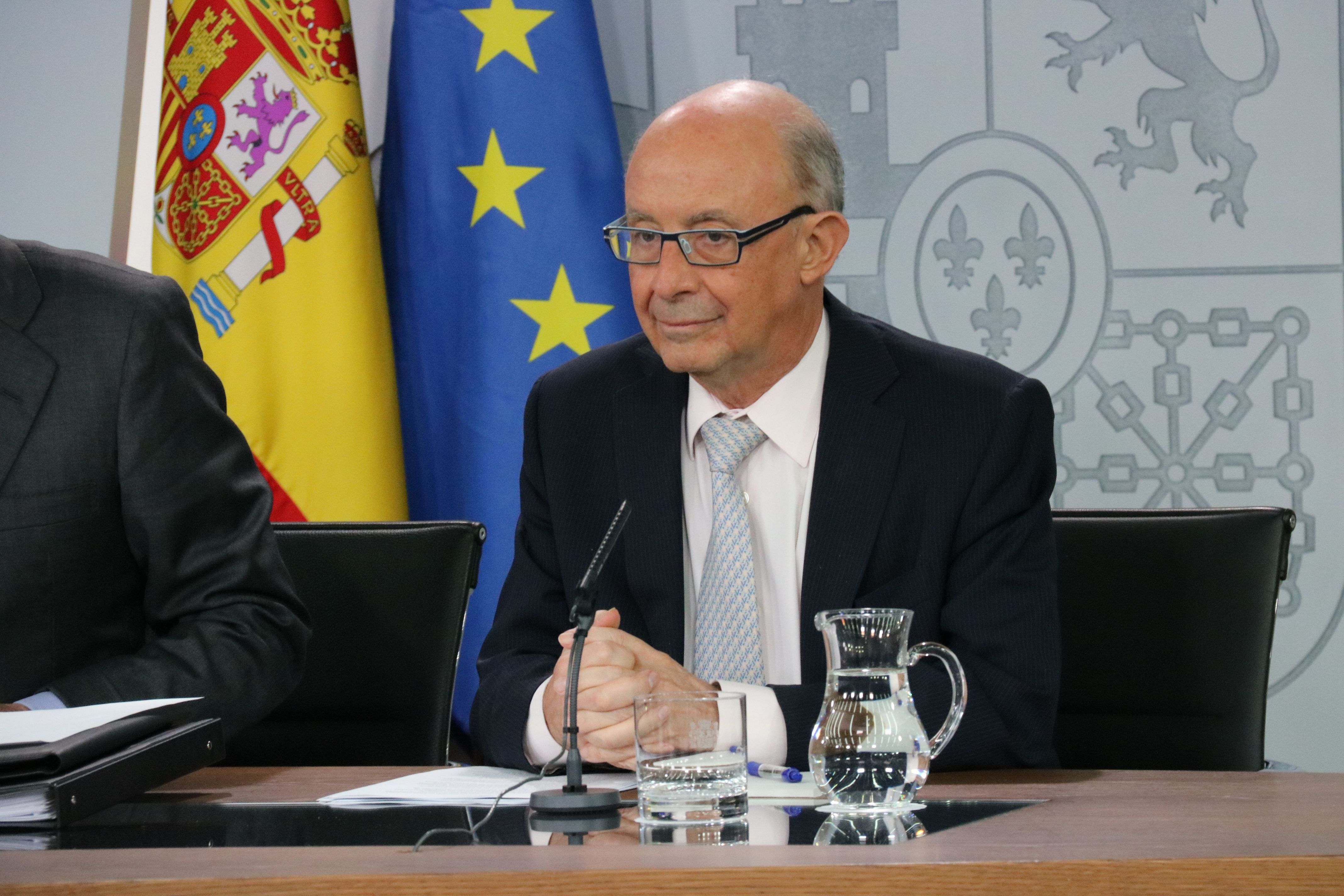 El ministre d'Hisenda, Cristóbal Montoro, a la roda de premsa posterior al Consell de Ministers | ACN El ministre d'Hisenda, Cristóbal Montoro, a la roda de premsa posterior al Consell de Ministers | ACN