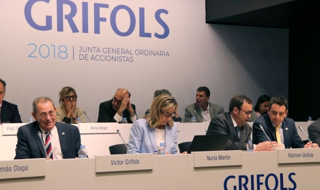 Pla mig del president de Grifols, Víctor Grífols, la secretaria del consell de la companyia, Núria Martín, i els dos consellers delegats, Víctor Grífols Déu i Raimon Grífols, durant la junta d'accionistes | ACN