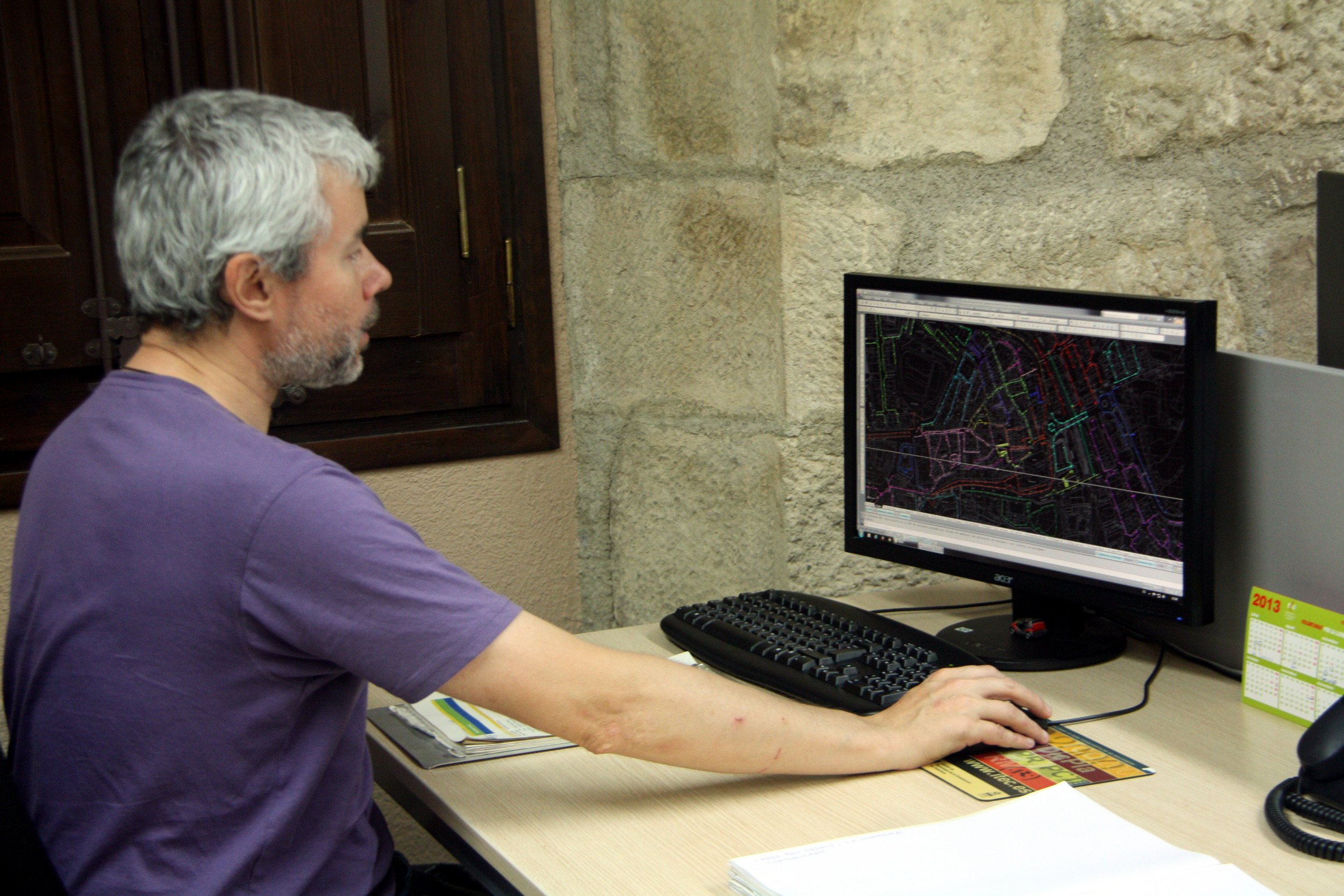 Un treballador de Solsona al seu lloc de treball 