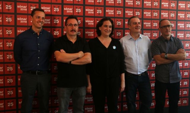 L'alcaldessa de Barcelona, Ada Colau, enmig dels responsables del Festival Sónar | ACN