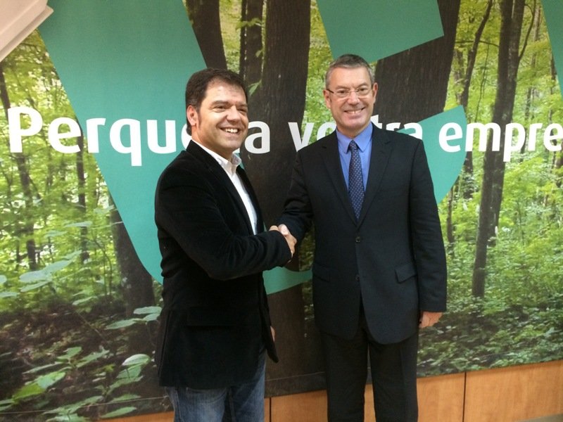 Ramon Grau, president de Totmedia i Blai Paco, president de la Unió Empresarial de l'Anoia, en el moment de la signatura de l'acord