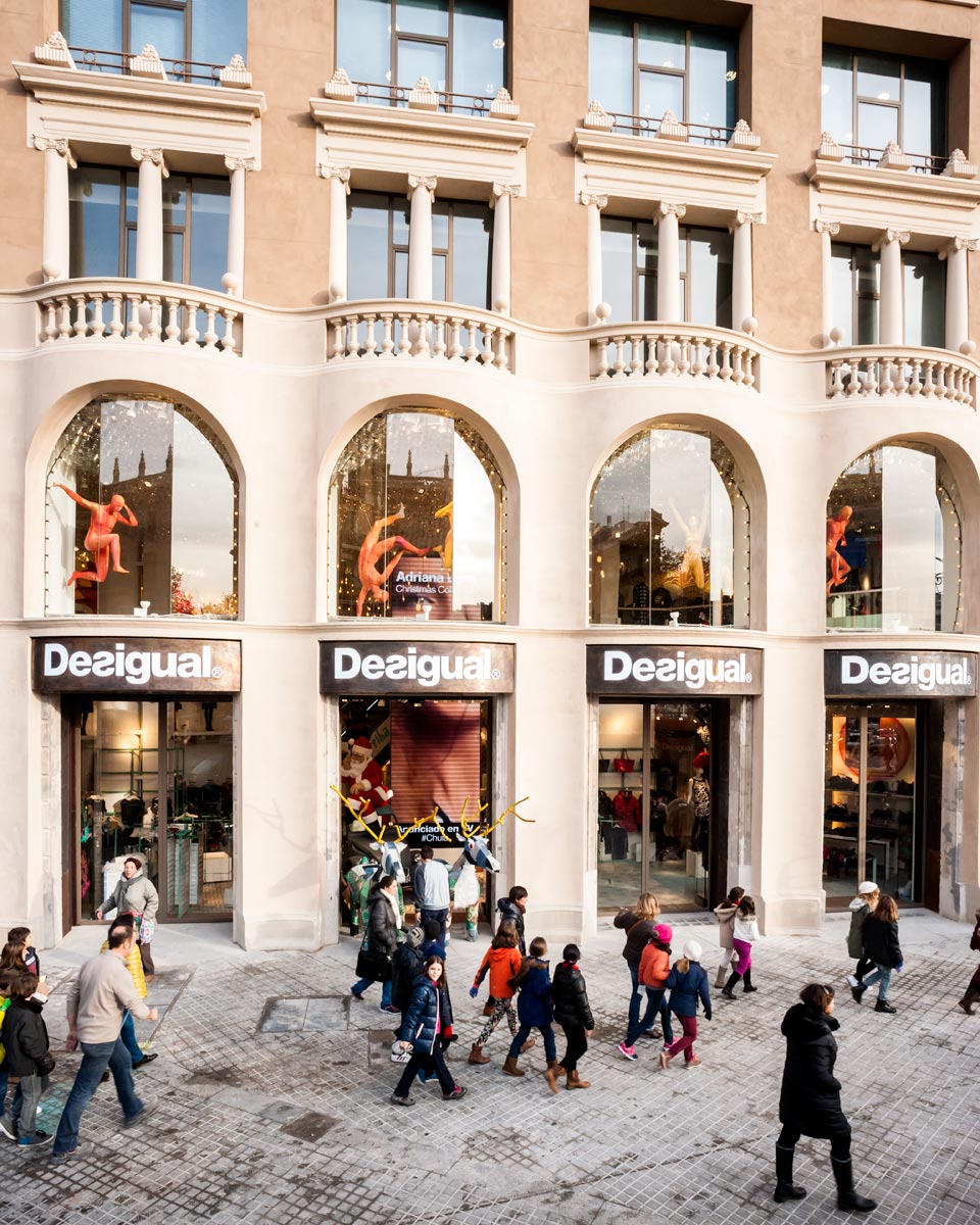 La nova botiga de Desigual a Plaça Catalunya de Barcelona La nova botiga de Desigual a Plaça Catalunya de Barcelona