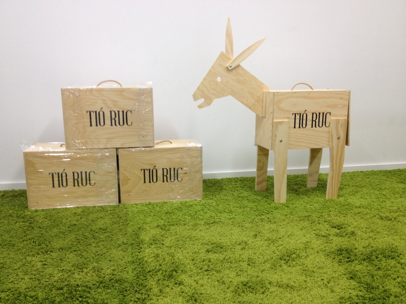 El Tió Burro está hecho de madera y se desmonta con facilidad para guardarlo dentro de una caja El Tió Burro está hecho de madera y se desmonta con facilidad para guardarlo dentro de una caja