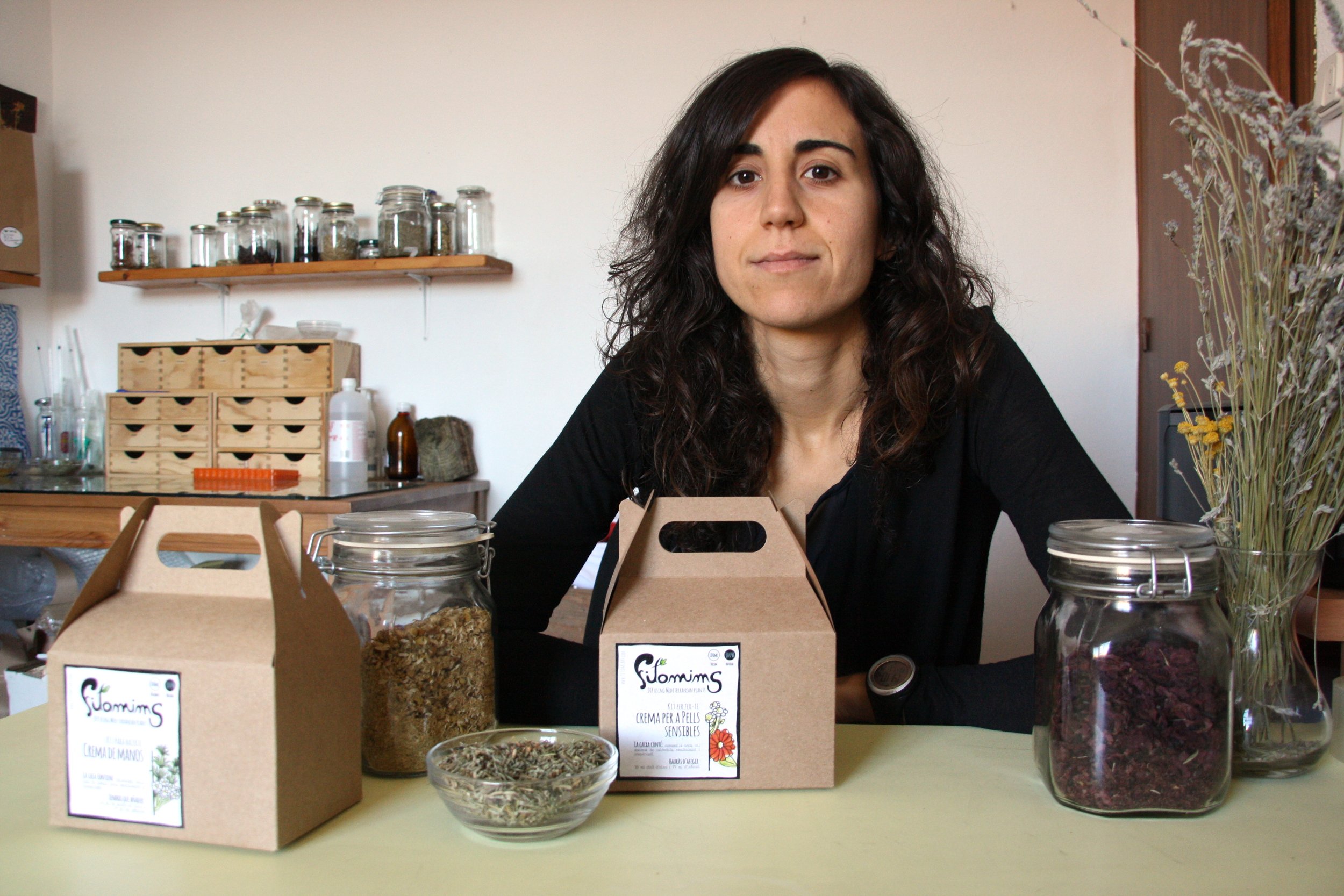 Marta Martínez, gerente de Fitomims, con algunos de sus productos