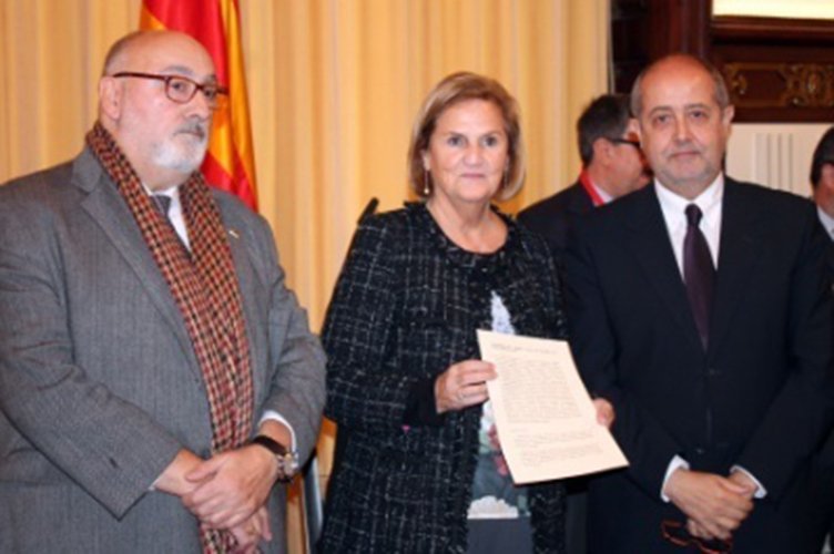 Alejandro Goñi presenta a la presidenta del Parlament la declaració en defensa del model català de comerç Alejandro Goñi presenta a la presidenta del Parlament la declaració en defensa del model català de comerç