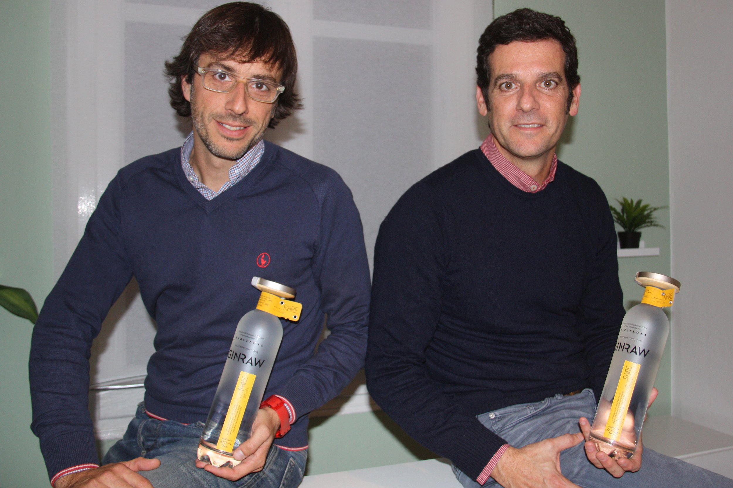 Els fundadors de Ginraw, Lluiís Jáuregui i Roger Burgués, presentant l'envàs del seu producte, el Ginraw
