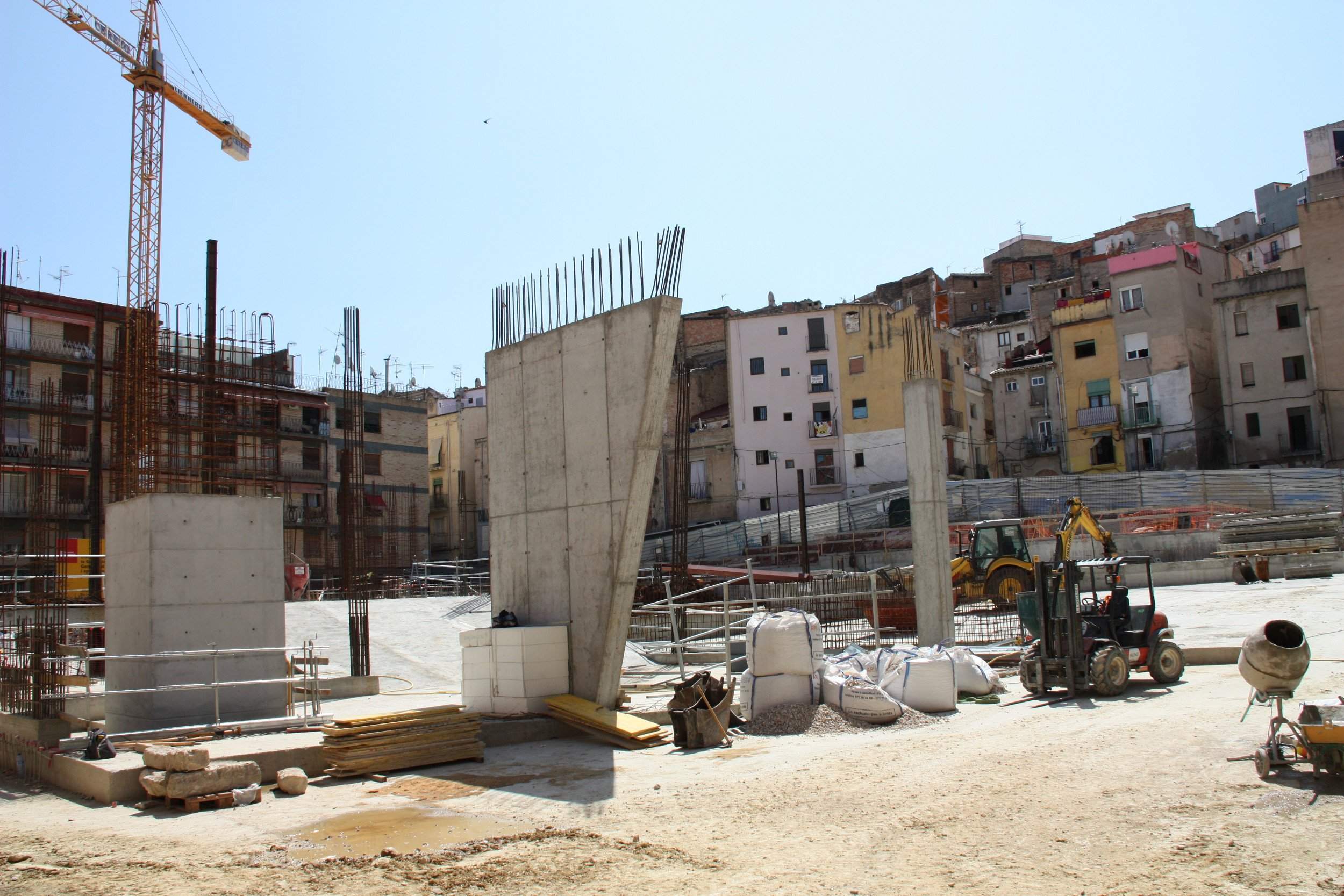 La construcció segueix de cap a caiguda