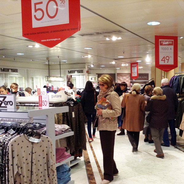 Algunos compradores en el centro del Corte Inglés en Plaza Cataluña esta mañana Algunos compradores en el centro del Corte Inglés en Plaza Cataluña esta mañana