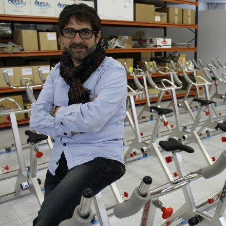 Ferran Bosque damunt d'una les seves bicis aquàtiques Ferran Bosque damunt d'una les seves bicis aquàtiques