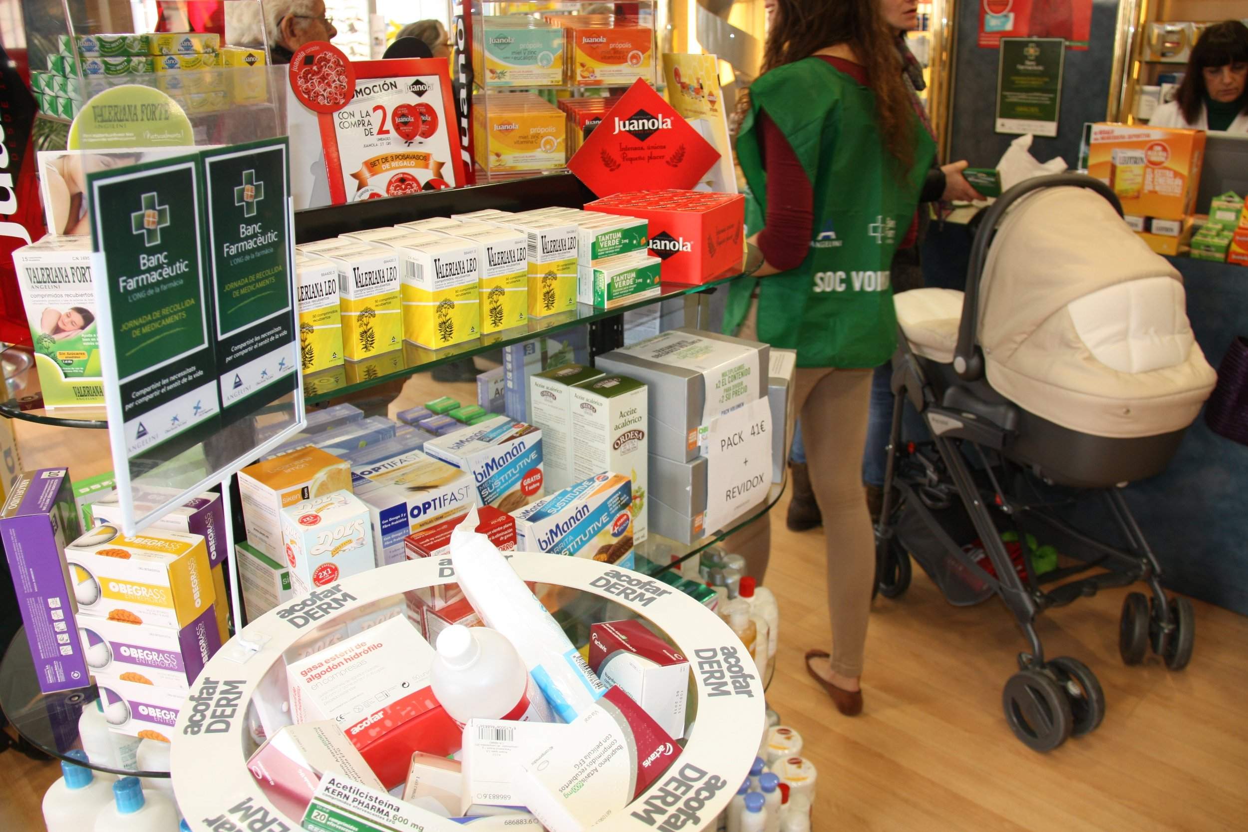 Medicaments en una farmàcia catalana 