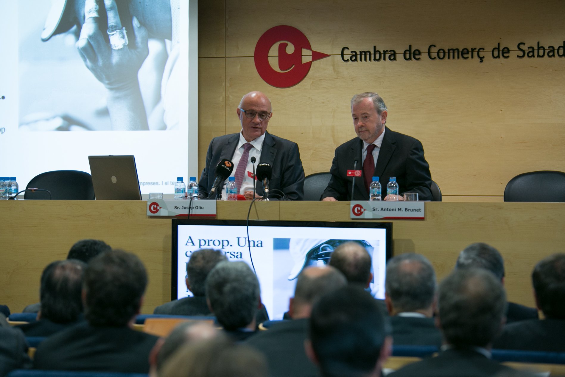 Josep Oliu durant la conferència sobre perspectives econòmiques pel 2015 a la Cambra de comerç de Sabadell