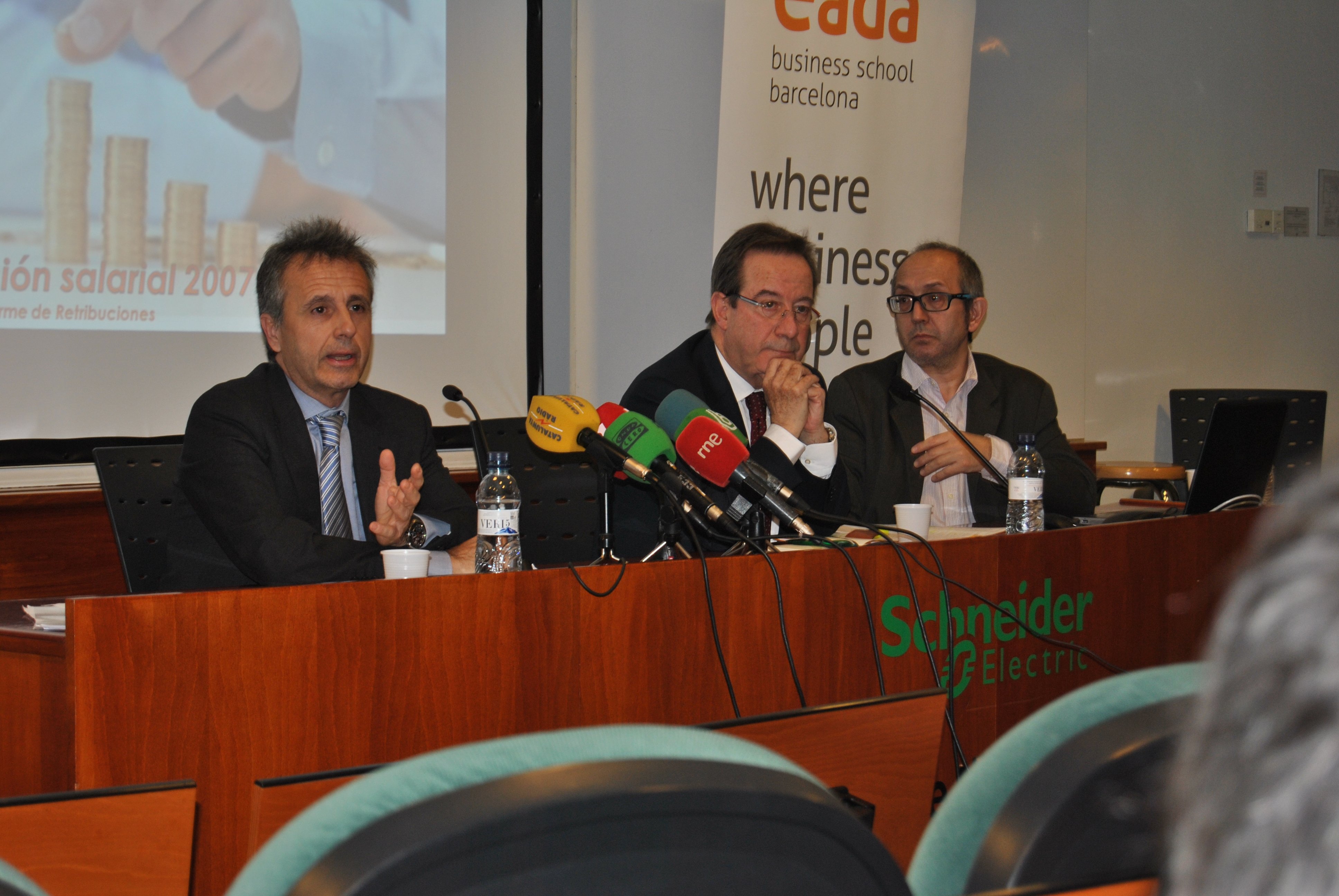 Jordi Costa, profesor de Eada, y Ernesto Poveda, presidente de ICSA; presentando el estudio sobre evolución salarial