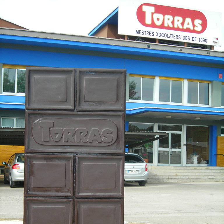 Chocolates Torras tiene la fábrica en Cornellà de Terri, donde trabajan más de 40 personas y donde se producen 1.800 toneladas de productos Chocolates Torras tiene la fábrica en Cornellà de Terri, donde trabajan más de 40 personas y donde se producen 1.800 toneladas de productos
