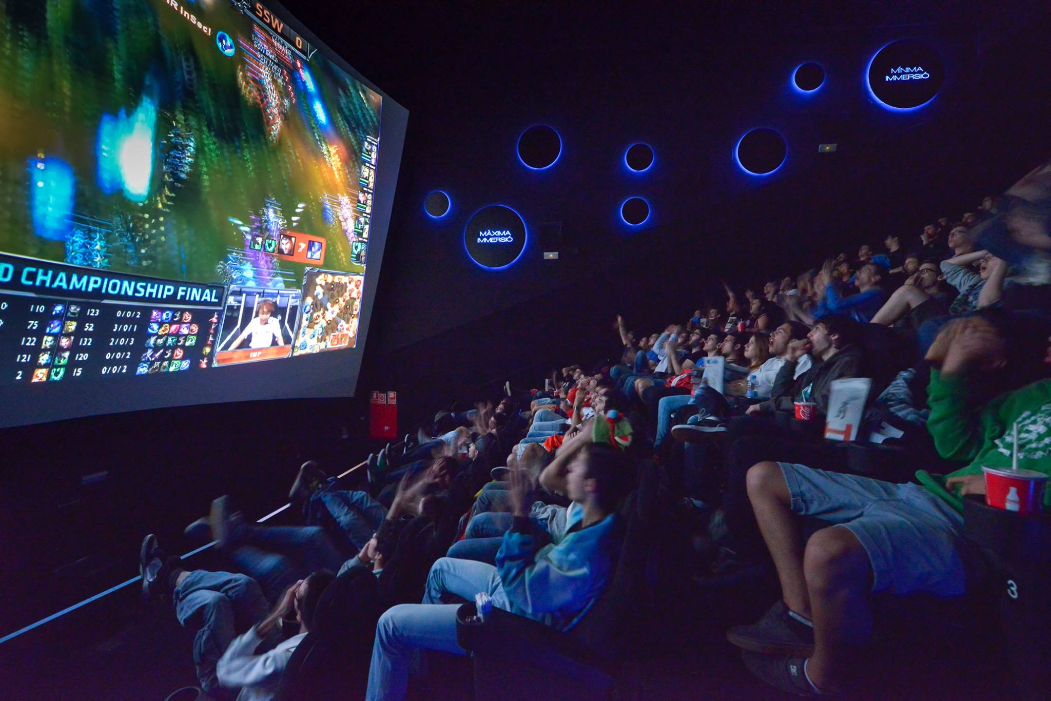 Espectadores en la sala LoLFULLHD del centro de Cornellà Espectadores en la sala LoLFULLHD del centro de Cornellà