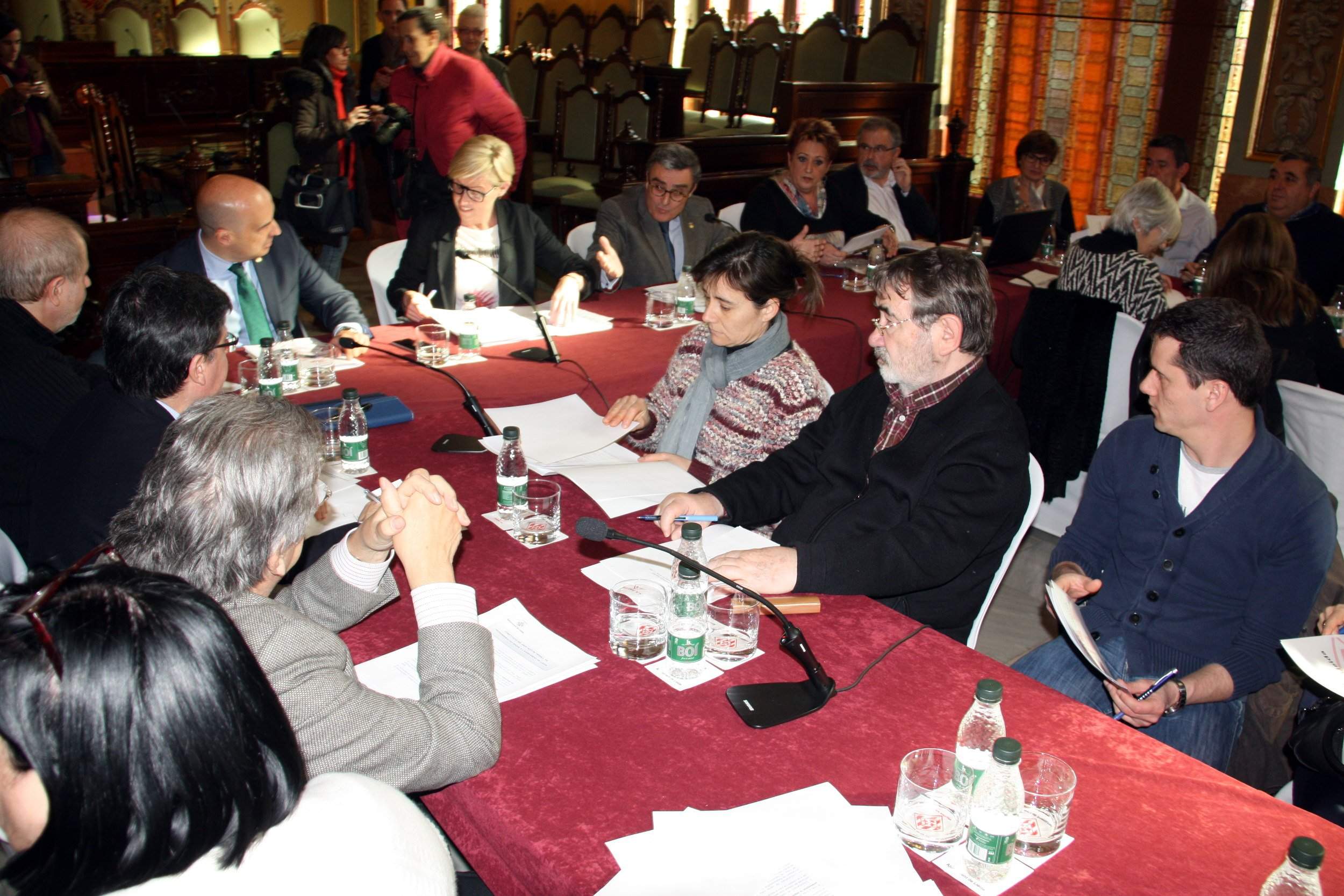 L'alcalde de Lleida, Àngel Ros, presidint el grup mixt de responsabilitat social de Lleida, que s'ha constituït aquest dijous