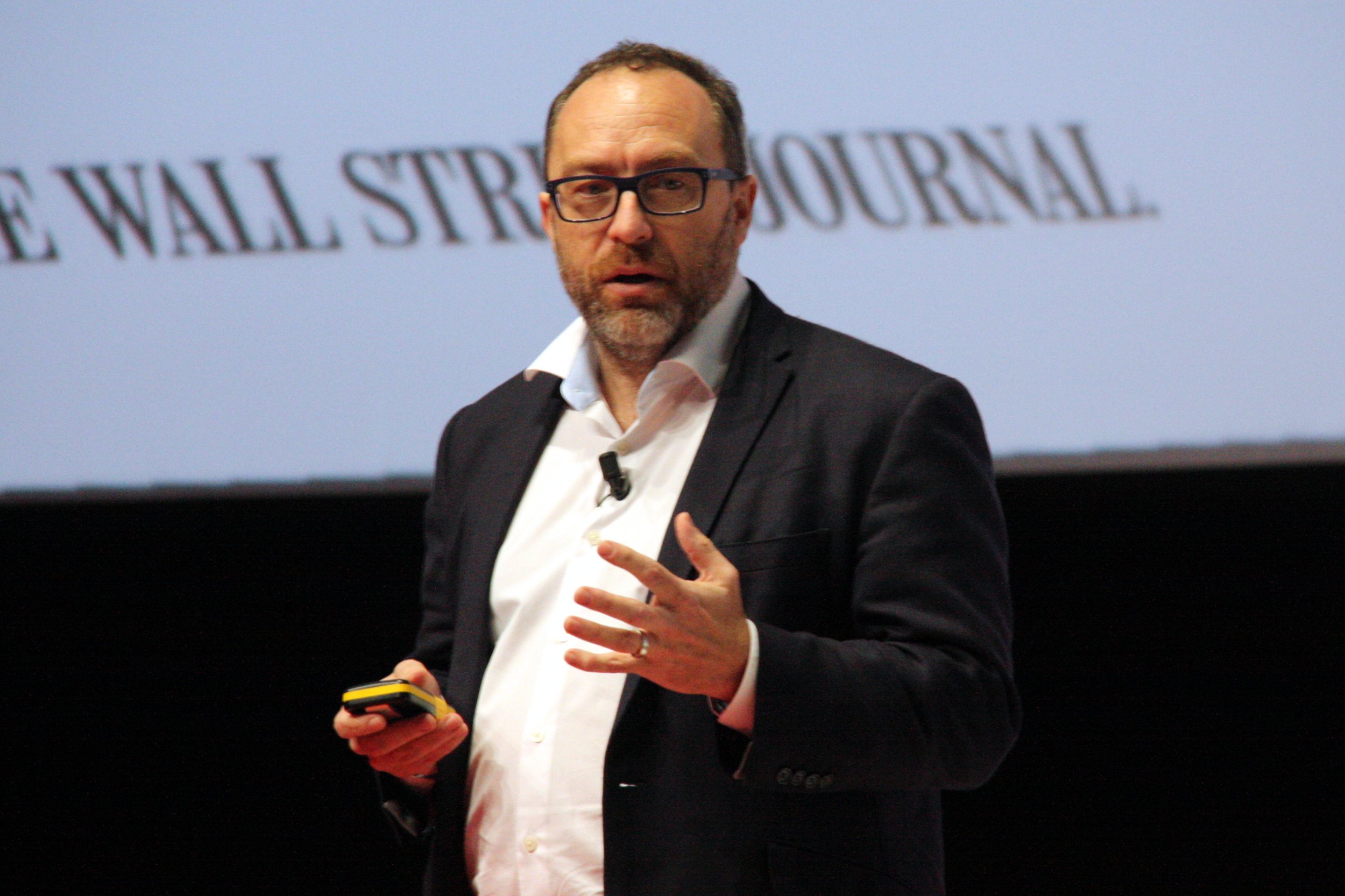 El fundador de Wikipedia, Jimmy Wales, durante una conferencia este martes en la segunda jornada del Mobile World Congress de Barcelona