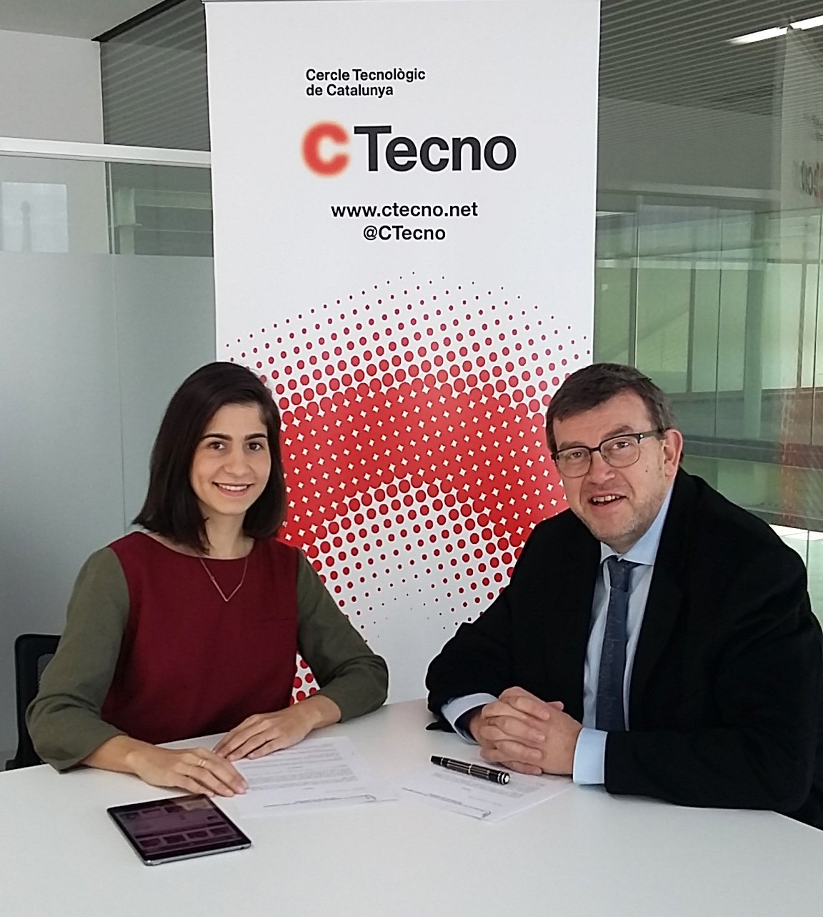 Jordi William Carnes, presidente de la Fundación CTecno y Laia Corbella, directora de VIAempresa, a las oficinas de lasociación Jordi William Carnes, presidente de la Fundación CTecno y Laia Corbella, directora de VIAempresa, a las oficinas de lasociación