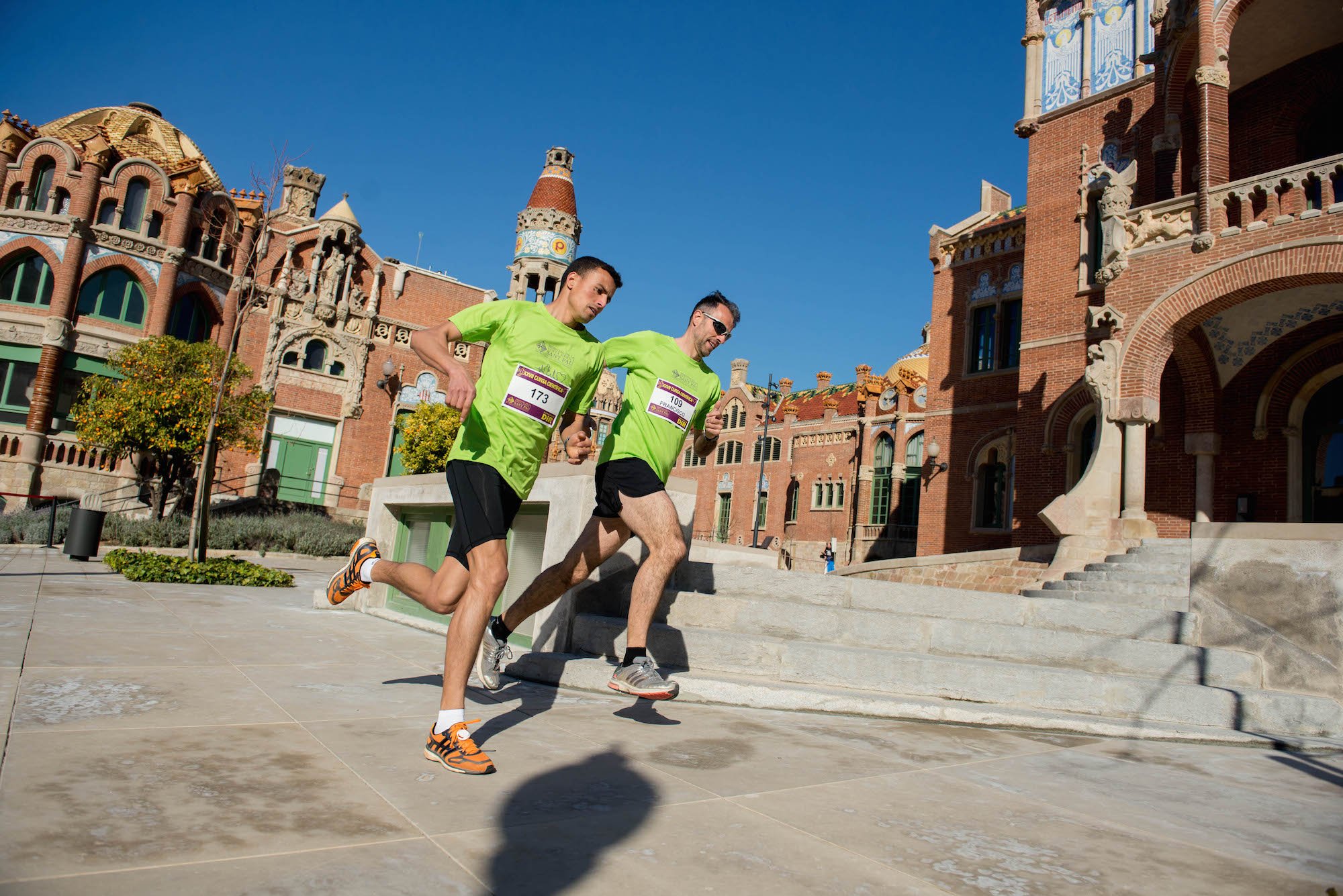 Dos atletes corren davant dels pavellons modernistes de l'Hospital Sant Pau, aquest dissabte en la 27a Cursa Científica Dos atletes corren davant dels pavellons modernistes de l'Hospital Sant Pau, aquest dissabte en la 27a Cursa Científica