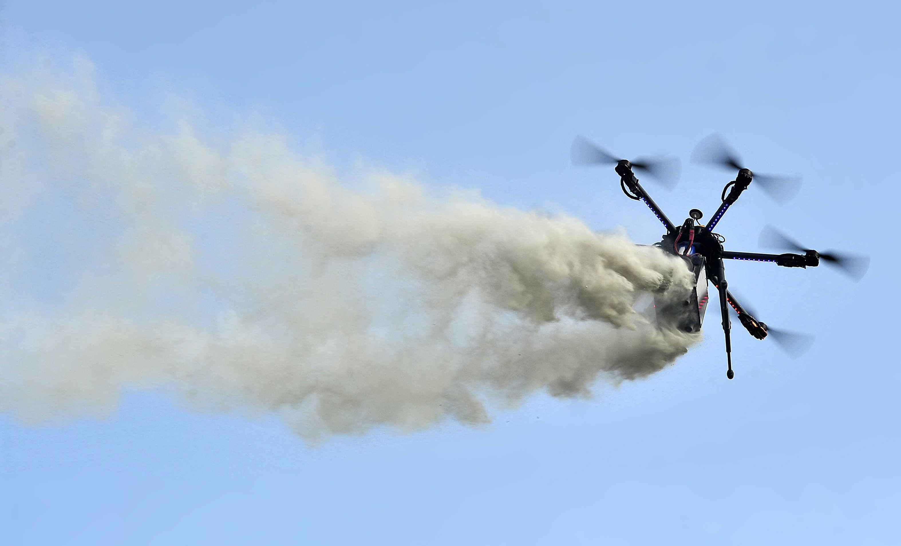 Expulsión de las cenizas en el cielo con el drone de la empresa Ando Al Cielo RC
