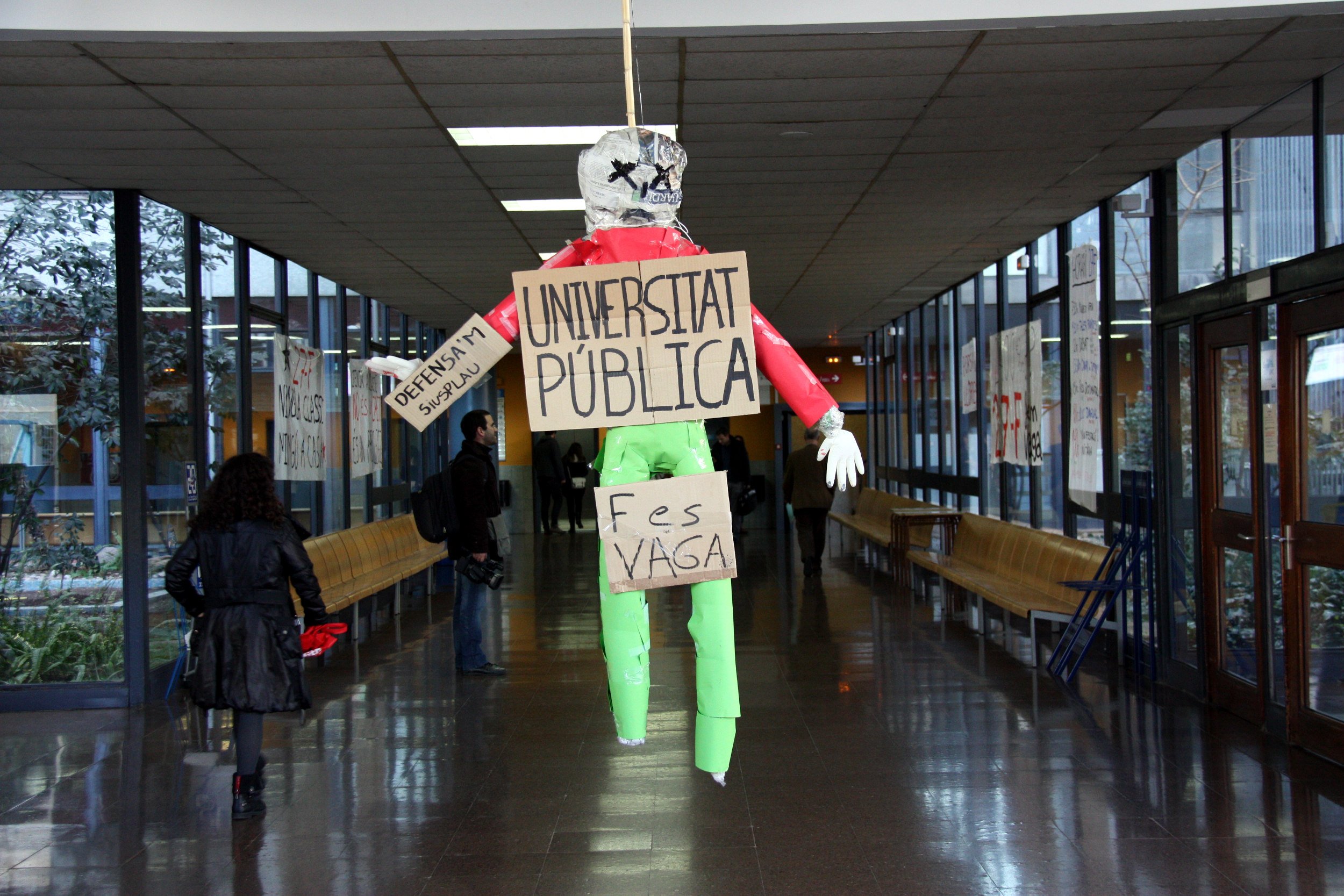 Estudiants de l'ETSEIB reclamant una universitat pública en un dels passadissos de la facultat Estudiants de l'ETSEIB reclamant una universitat pública en un dels passadissos de la facultat