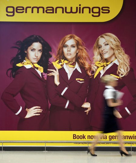 La publicitat de Germanwings alega a la bandera Alemanya amb una hostessa rossa, una morena i una pel-roja