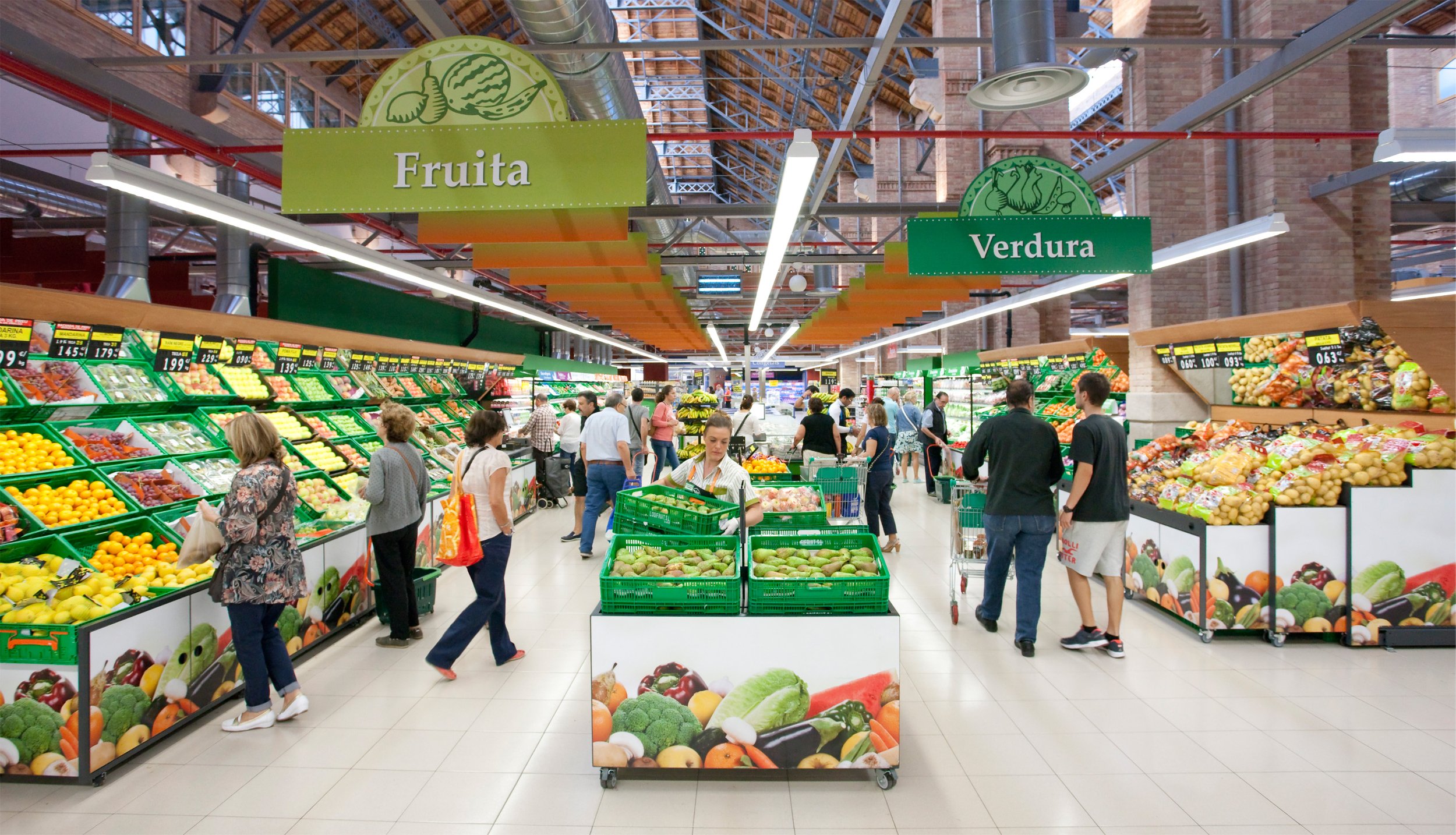L'interior del supermercat que la cadena Mercadona té al barri de Sants de Barcelona L'interior del supermercat que la cadena Mercadona té al barri de Sants de Barcelona