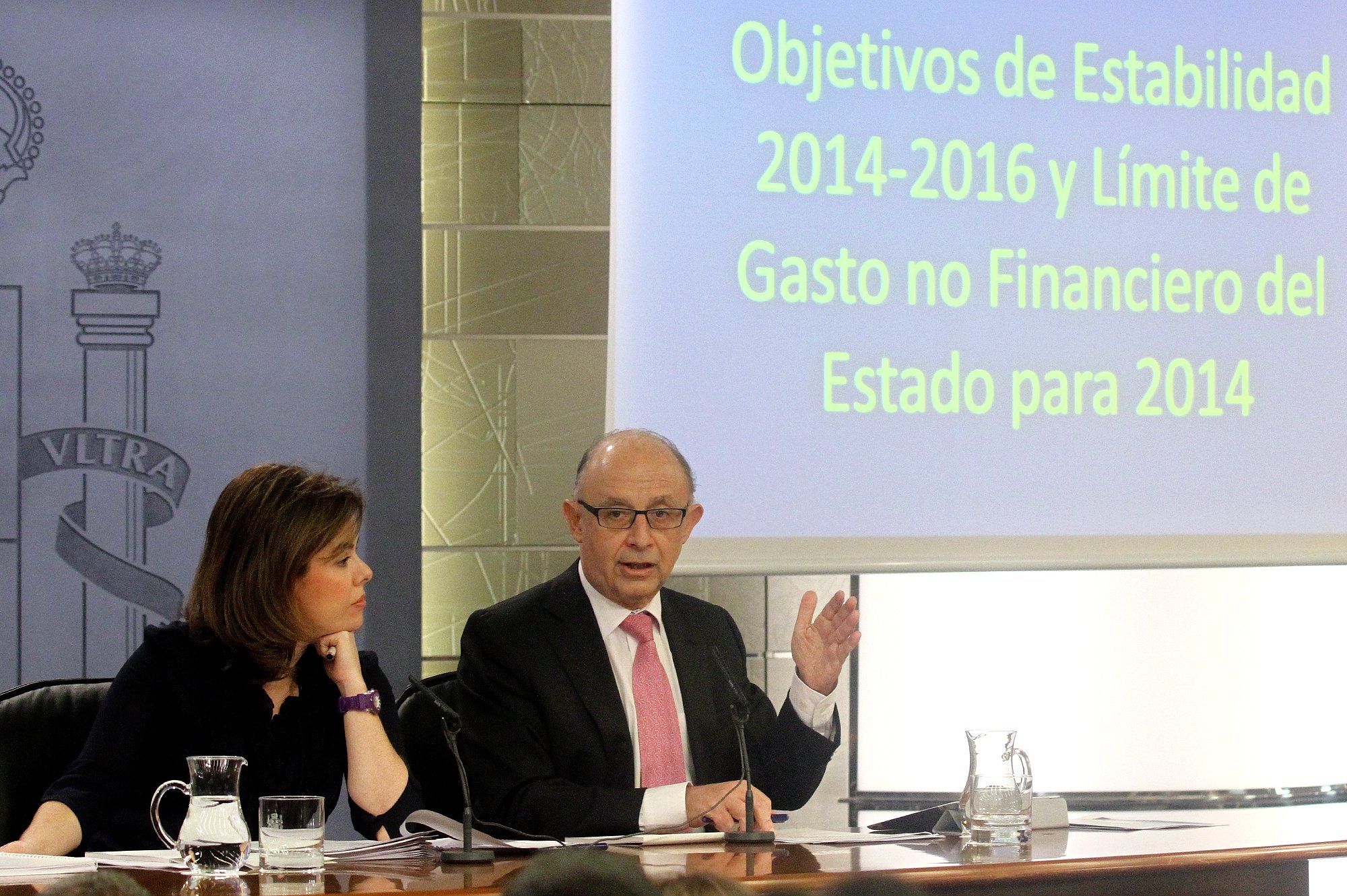 El ministre Montoro davant la premsa.