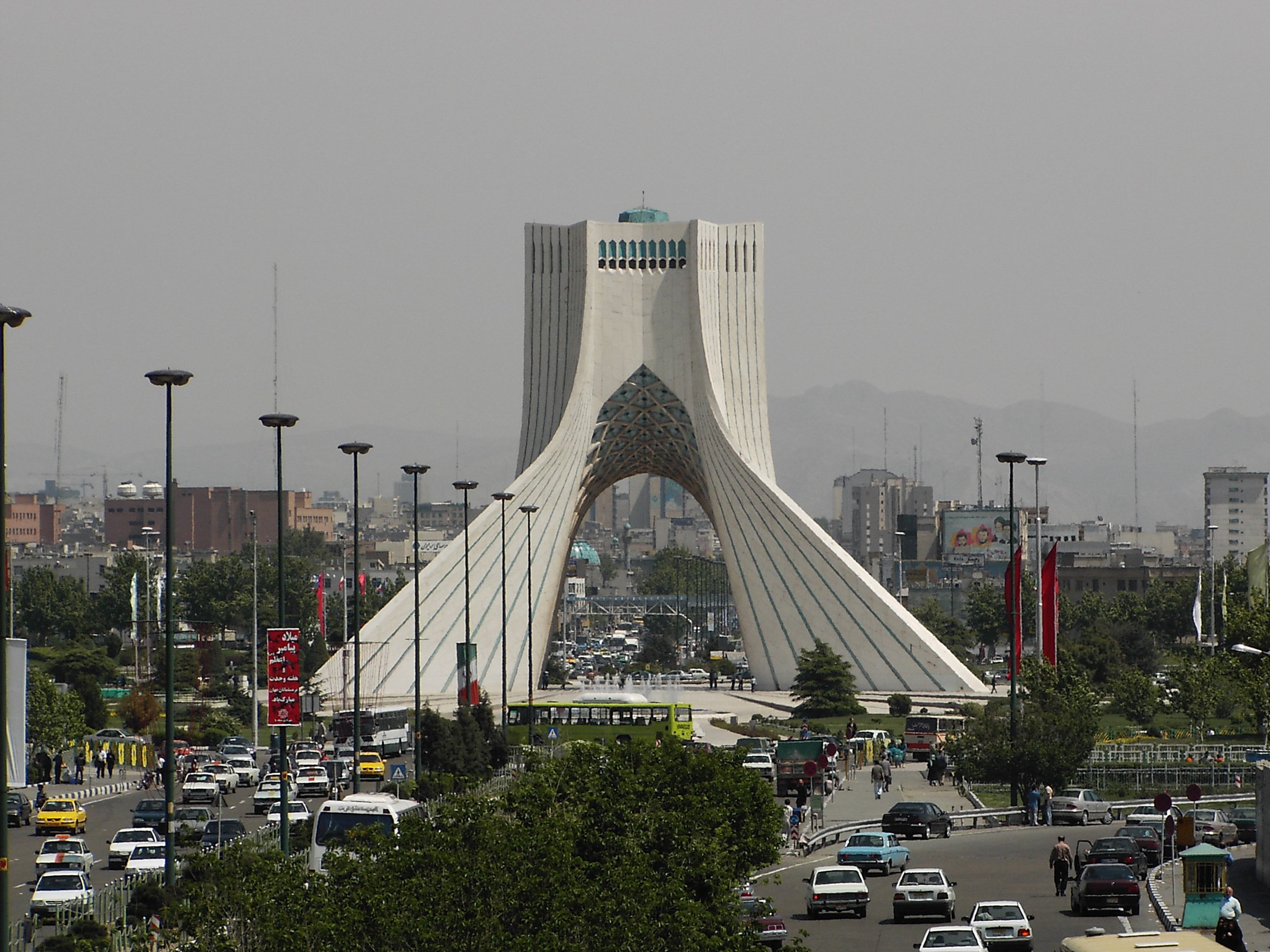 La torre d'Azadi a Teheran, capital d'Iran La torre d'Azadi a Teheran, capital d'Iran