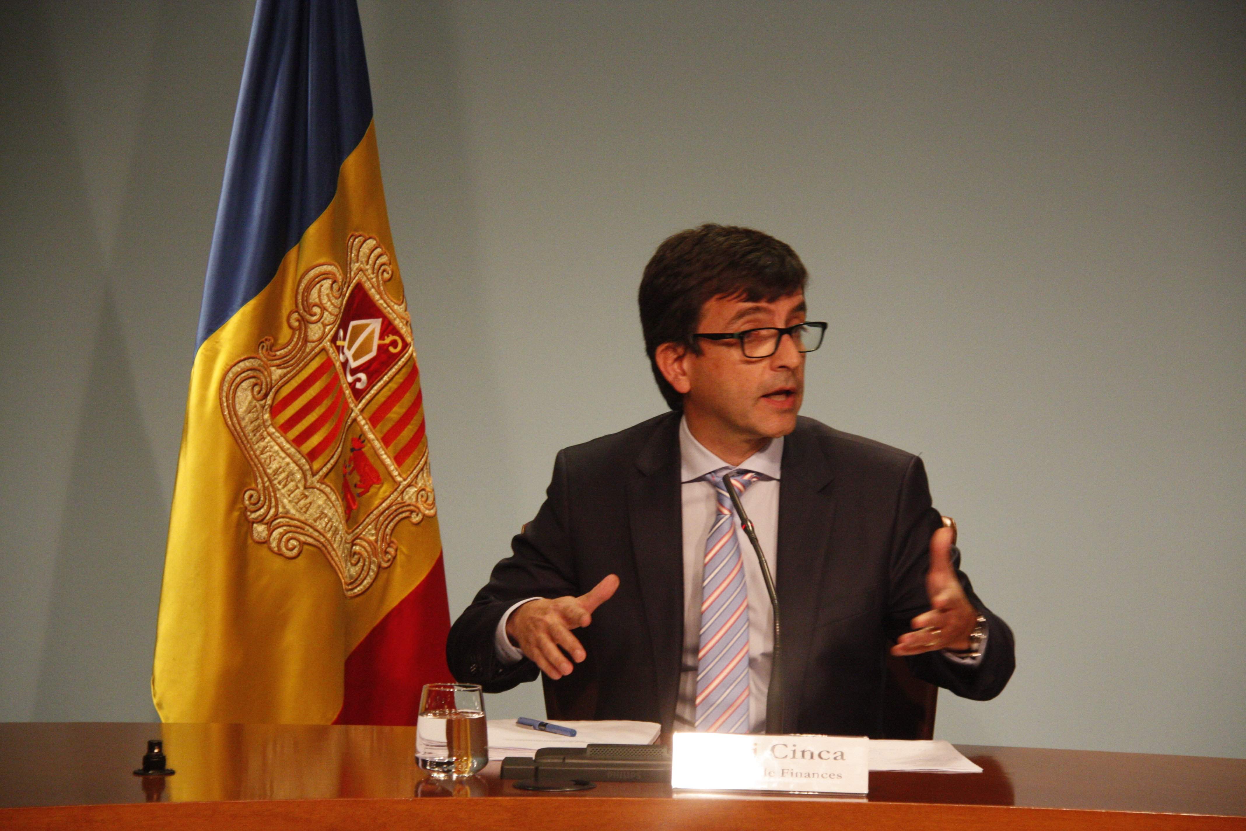 Imatge del ministre de finances, Jordi Cinca, durant la compareixença per explicar la llei de regulació financera