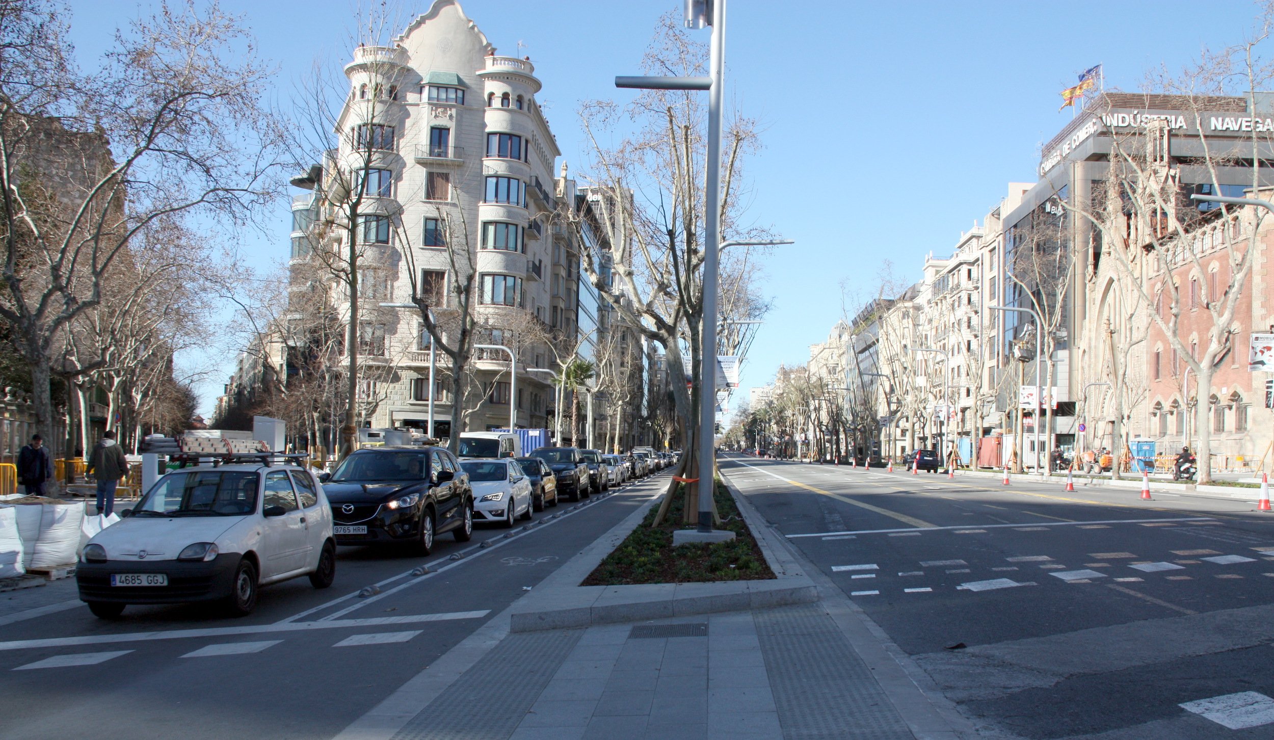 Els treballs de pavimentació del carril central de la Diagonal són l'avantsala de l'obertura de les terrasses 
