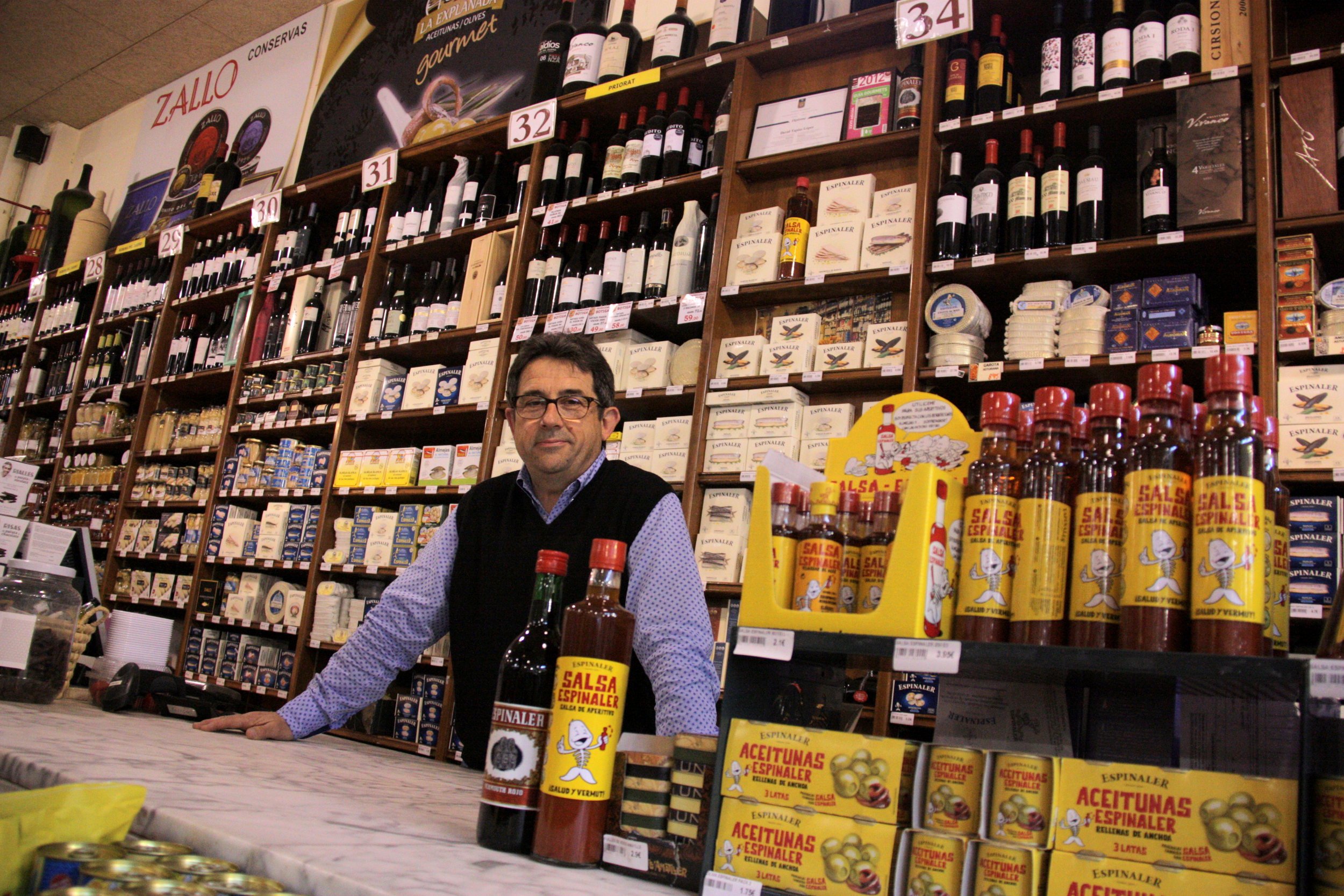 El propietari de la taverna Espinaler, Miquel Tapias, a la botiga