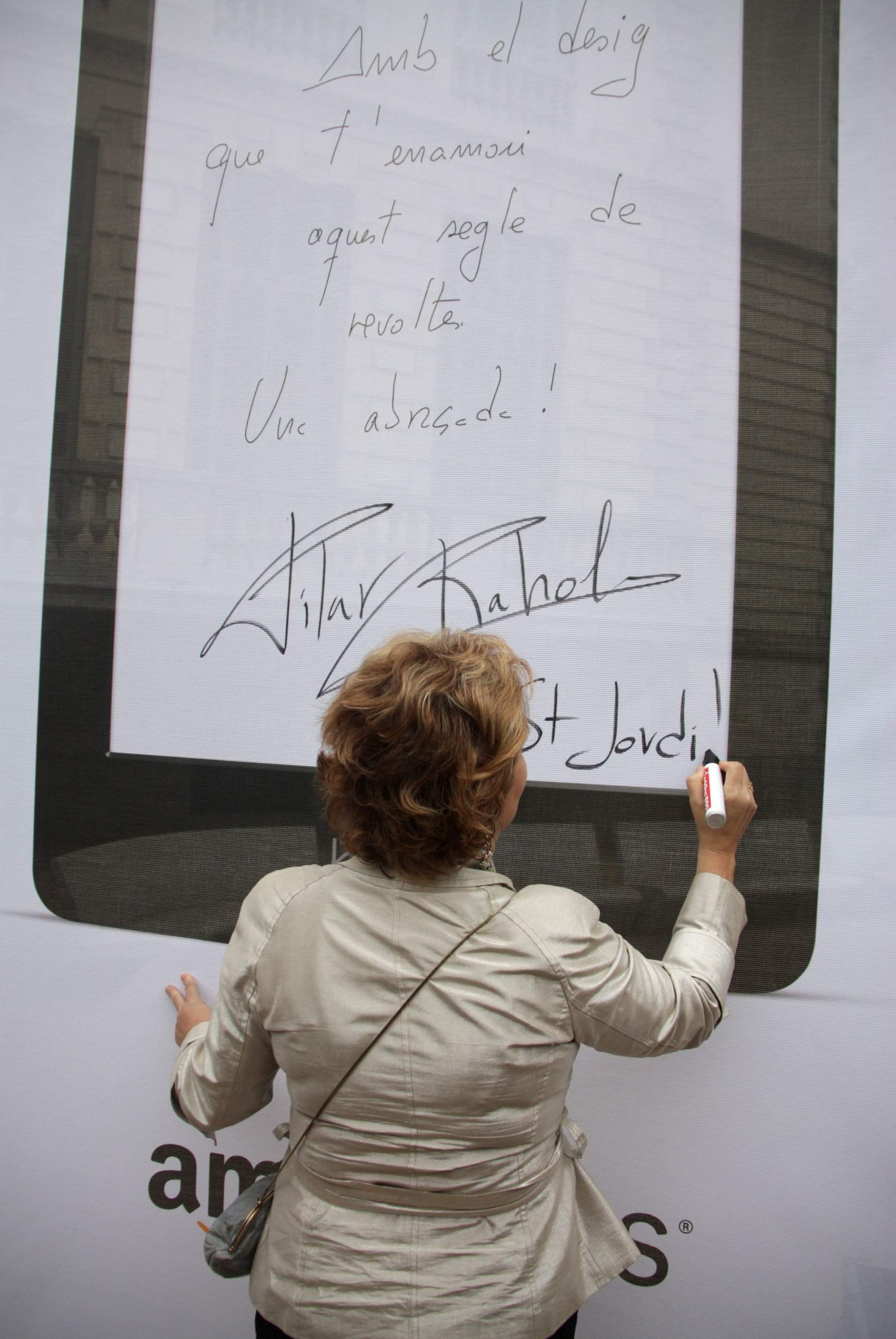Pilar Rahola firma sobre su dedicatoria digital que recibirán los usuarios de Amazon que mañana compren un libro suyo