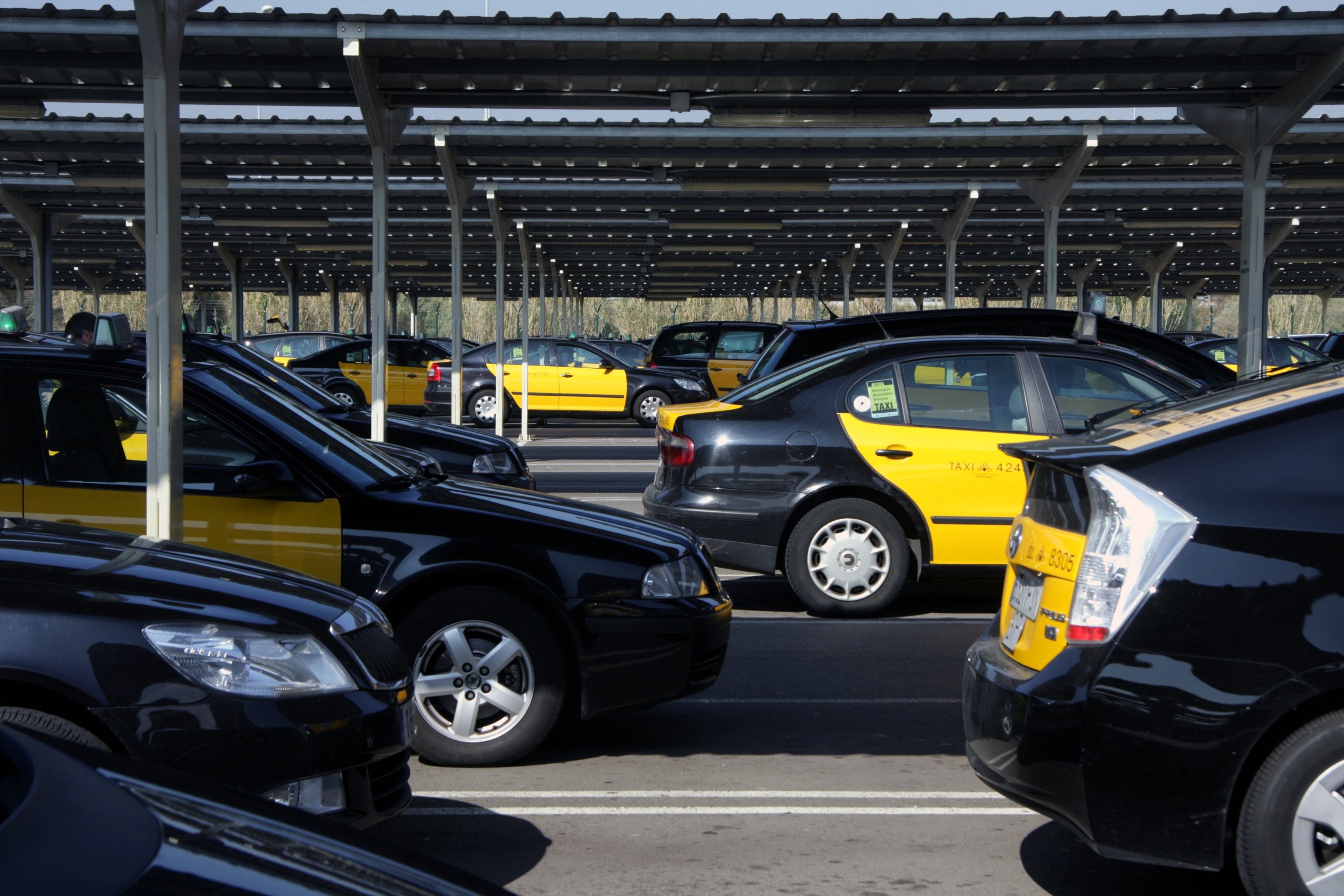 El sector del taxi busca solucions a la baixada de facturació El sector del taxi busca solucions a la baixada de facturació
