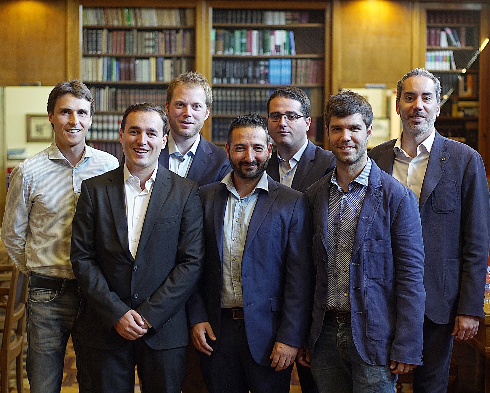 Foto de família amb els sis finalistes dels premis AIJEC Foto de família amb els sis finalistes dels premis AIJEC