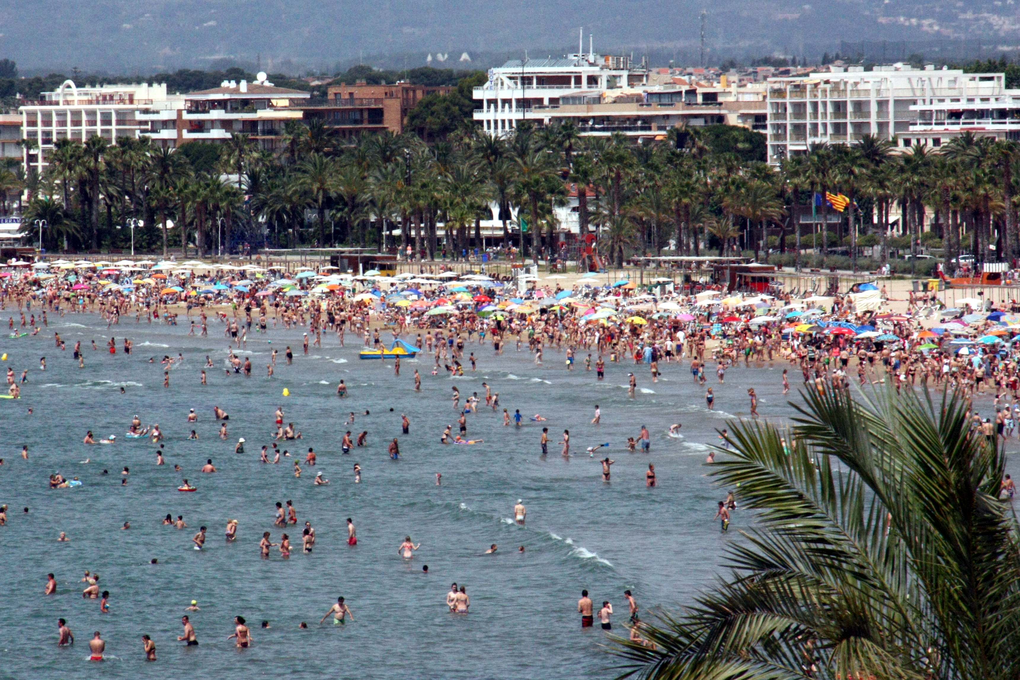 Banyistes a la platja llarga de Salou
